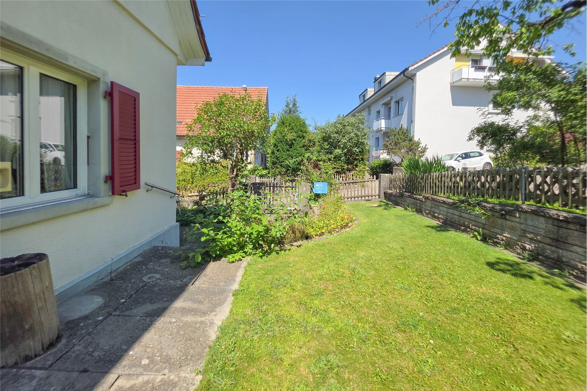 Garten mit Wohnhaus und Nachbargebäuden