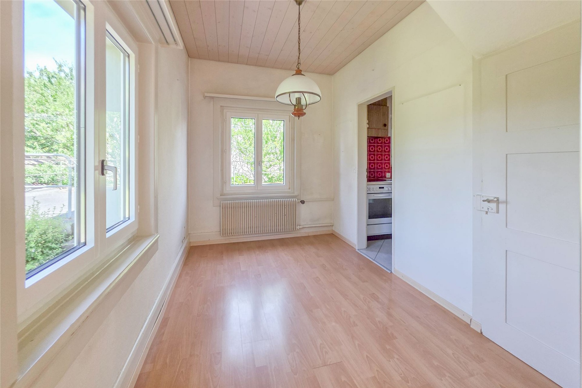Heller leerer Raum mit Holzoptikboden