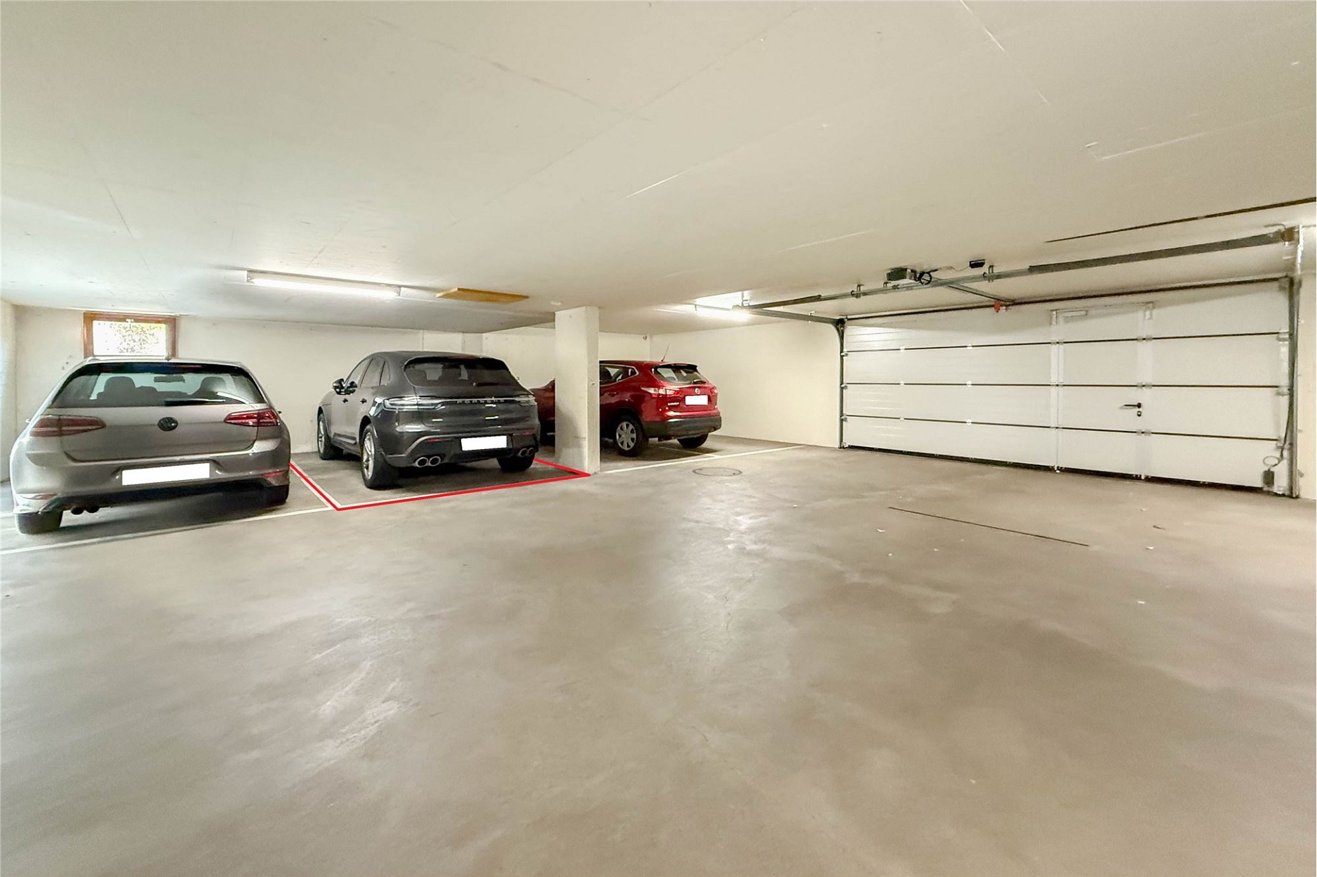 Tiefgarage mit mehreren Fahrzeugen