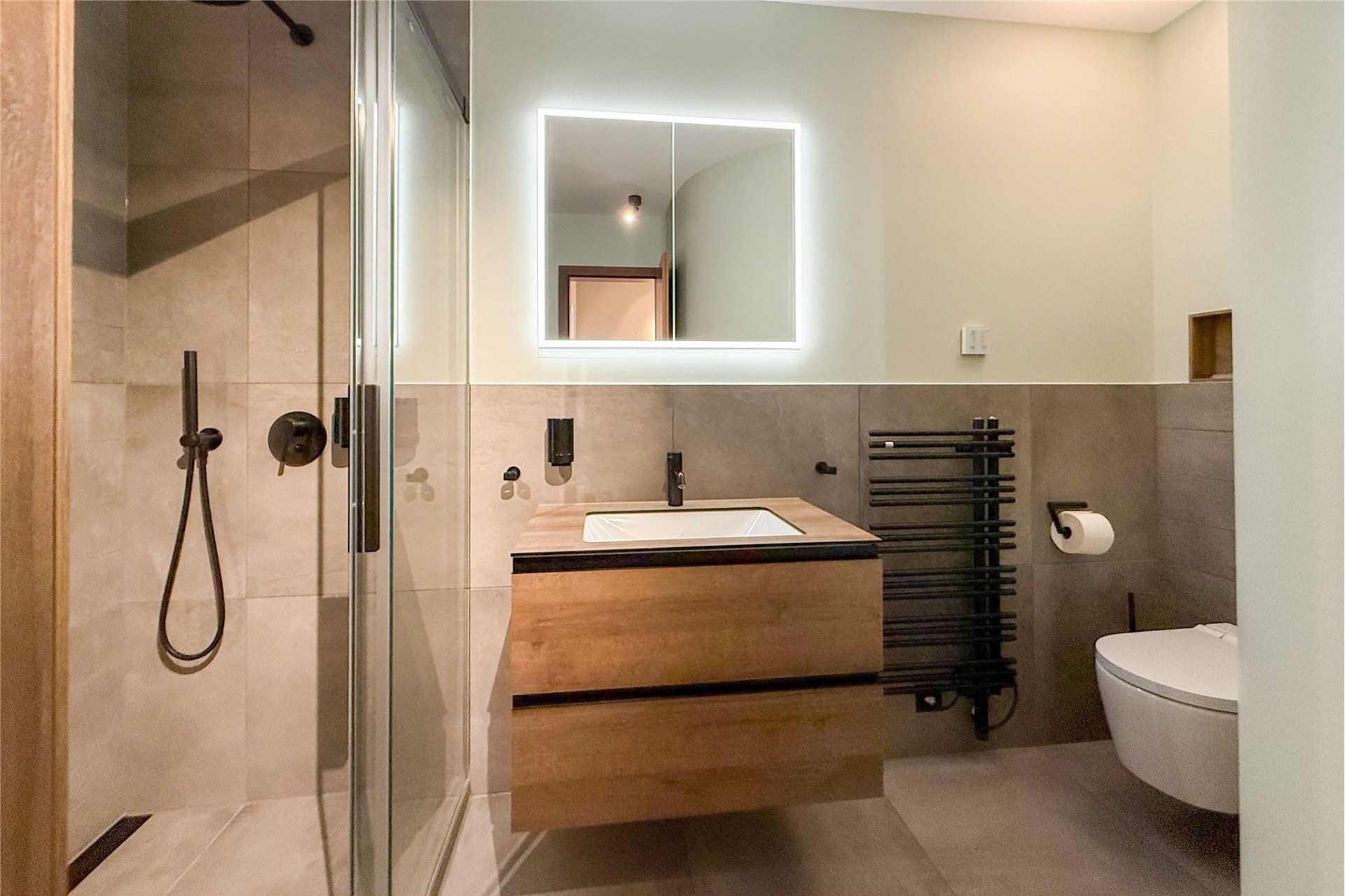 Modernes Badezimmer mit Walk-in-Dusche und LED-Spiegel