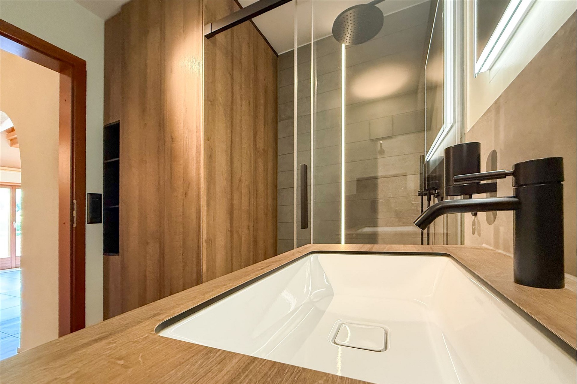 Modernes Badezimmer mit Holzdetails