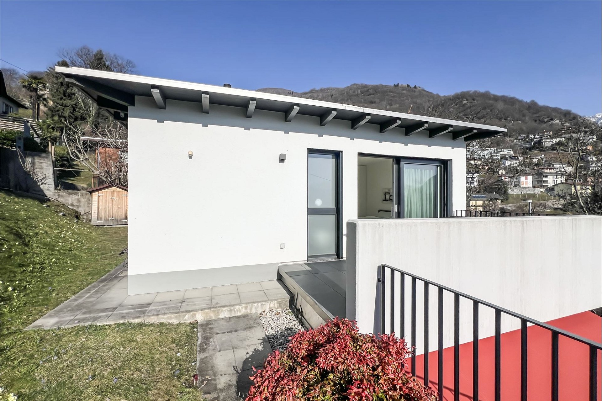 Modernes Einfamilienhaus mit Hanglage