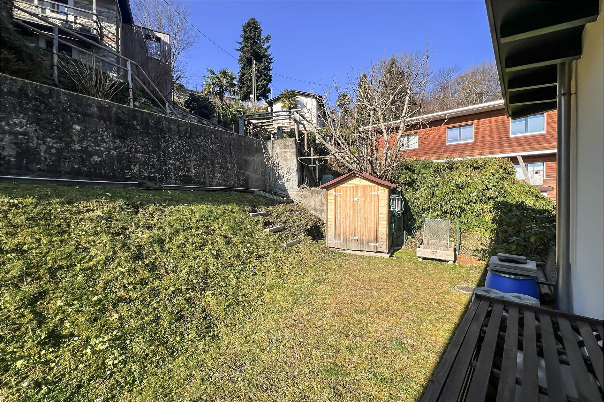 Garten mit Schuppen und Hanglage
