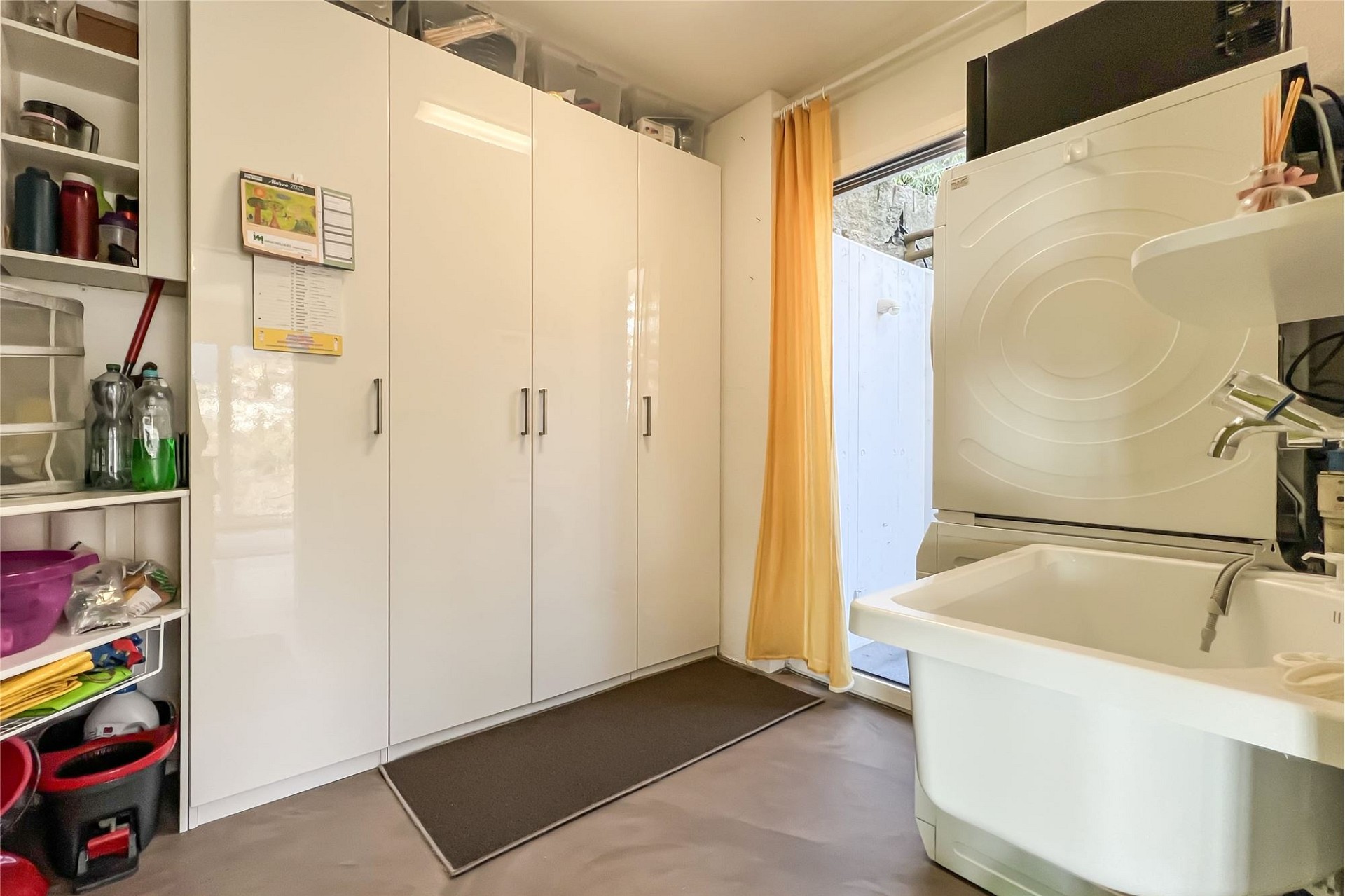 Hauswirtschaftsraum mit Stauraum und Waschbecken