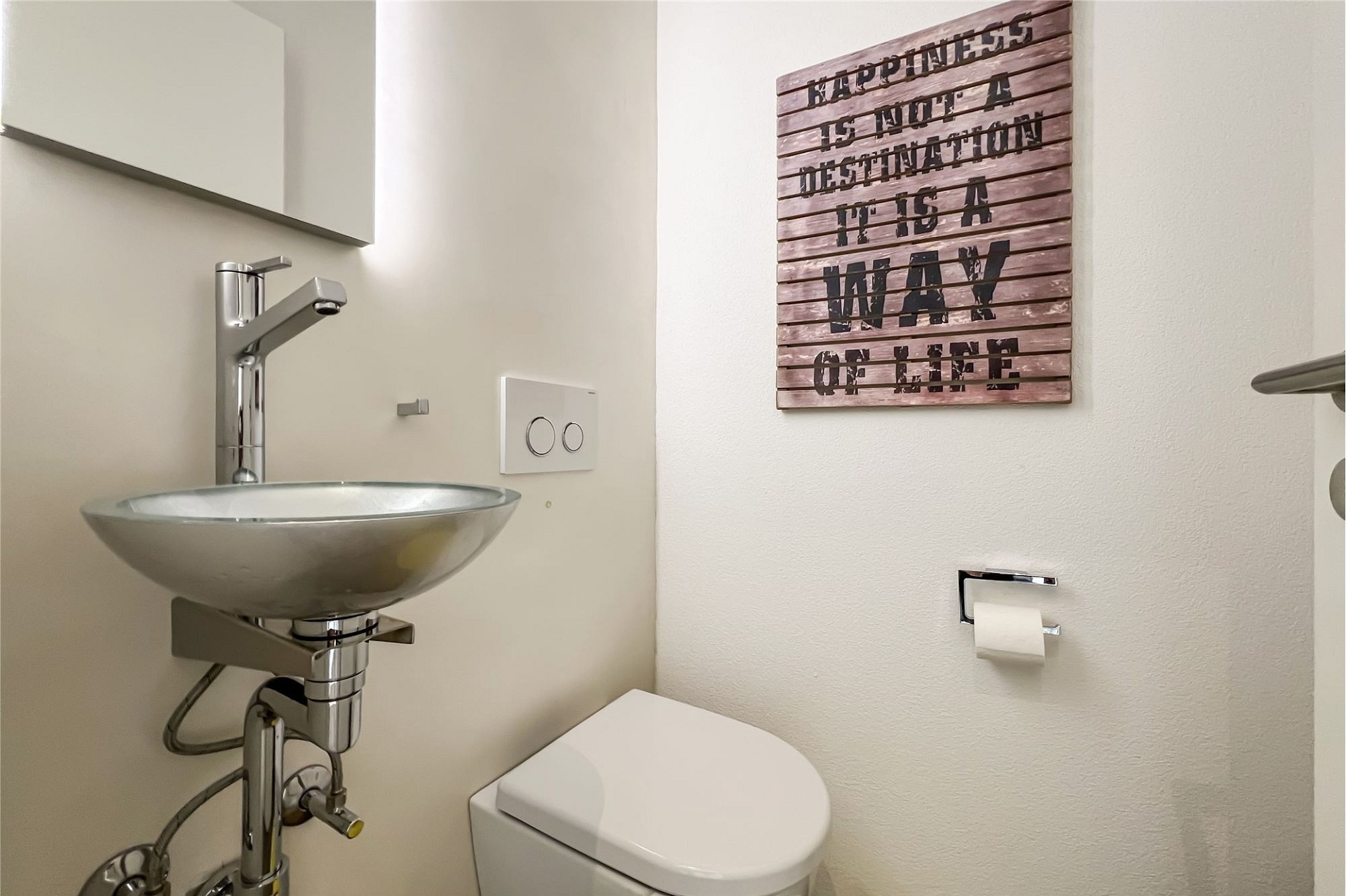 Modernes Gäste-WC mit Aufsatzwaschbecken