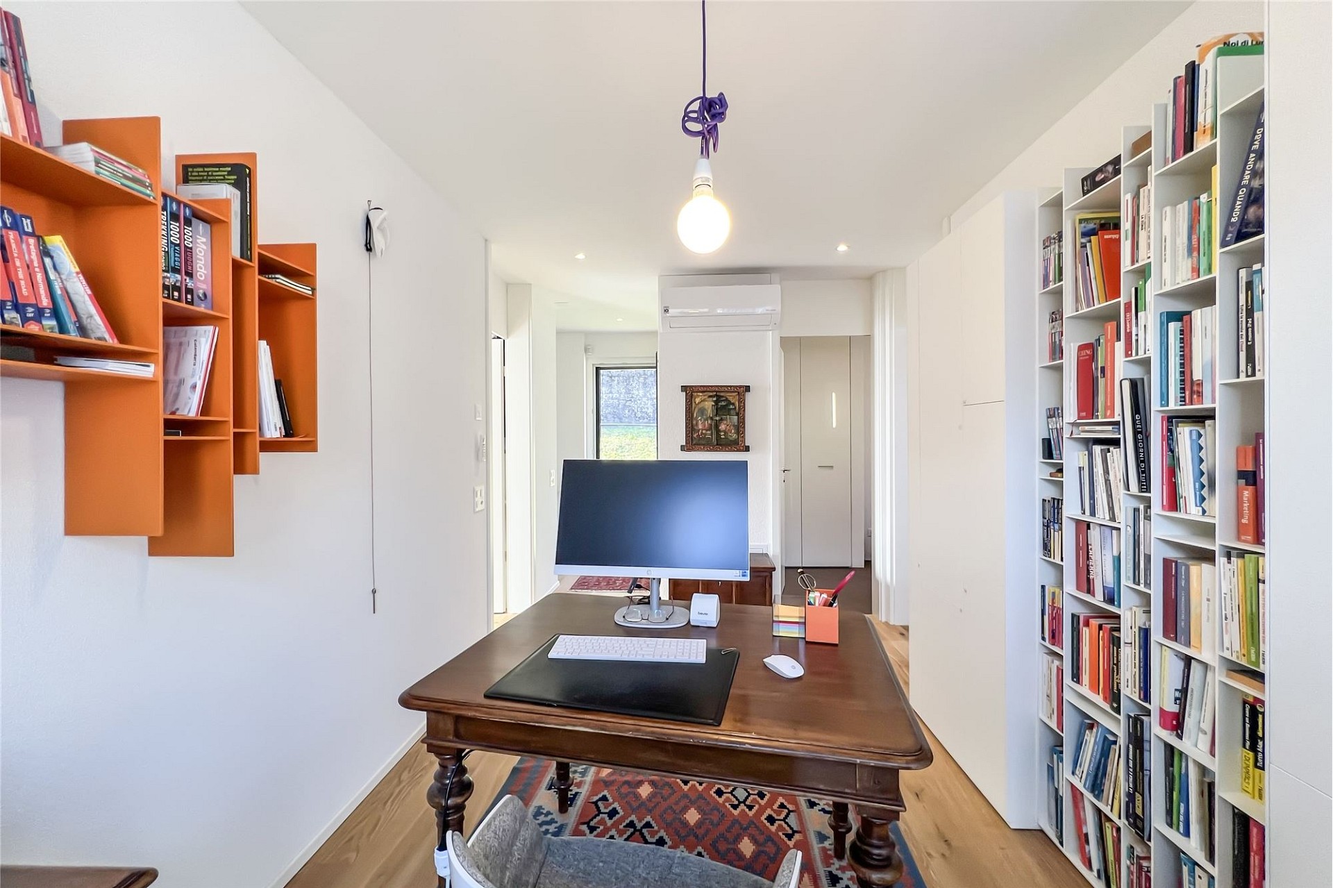 Helles Arbeitszimmer mit Bücherregalen