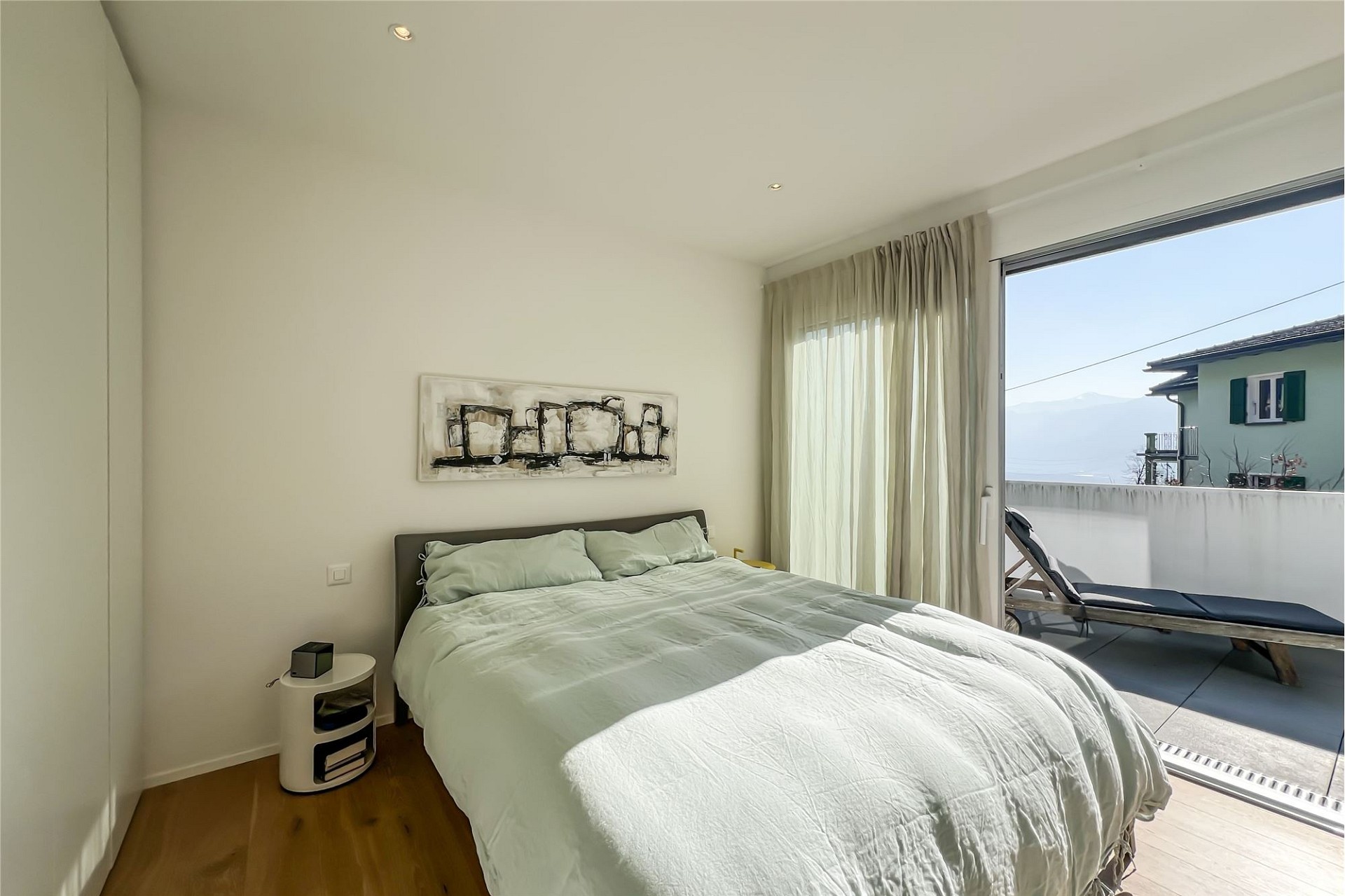 Helles Schlafzimmer mit Balkonzugang
