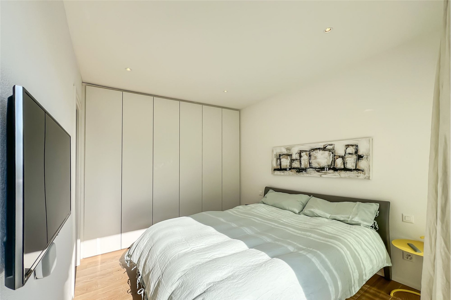 Helles Schlafzimmer mit Einbauschrank
