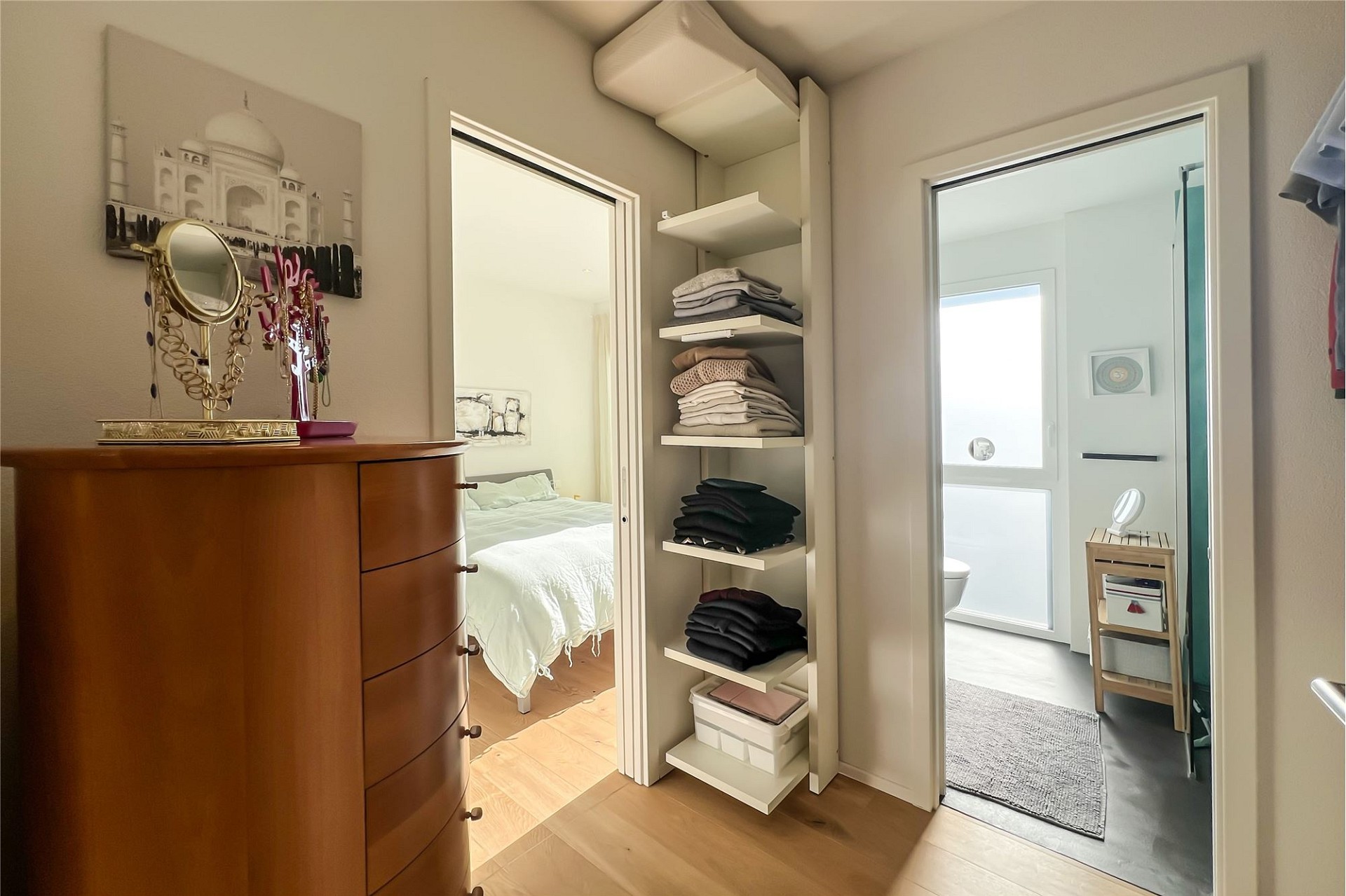 Ankleidezimmer mit angrenzendem Schlafzimmer und Badzugang