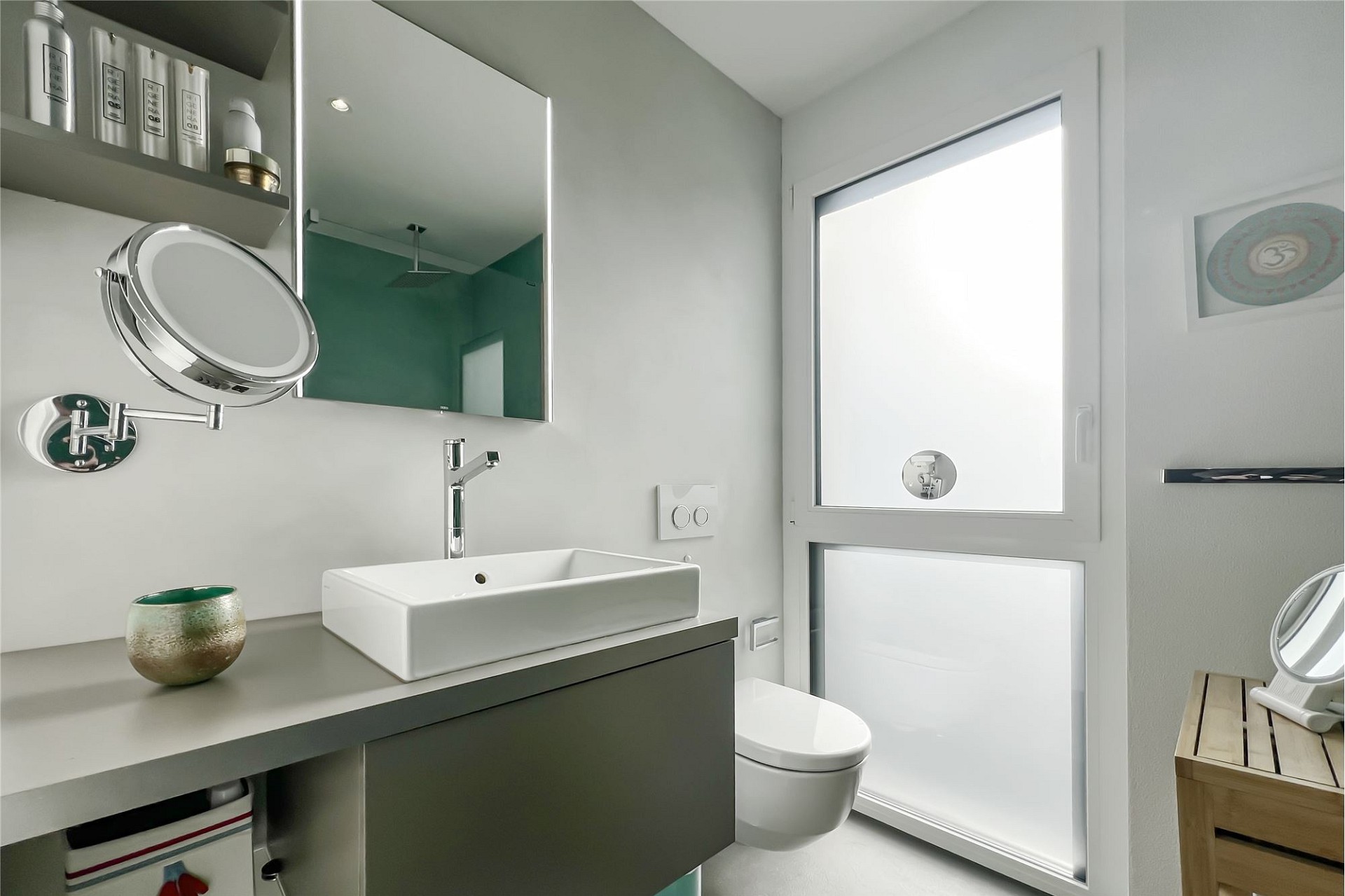 Modernes Badezimmer mit Milchglasfenster