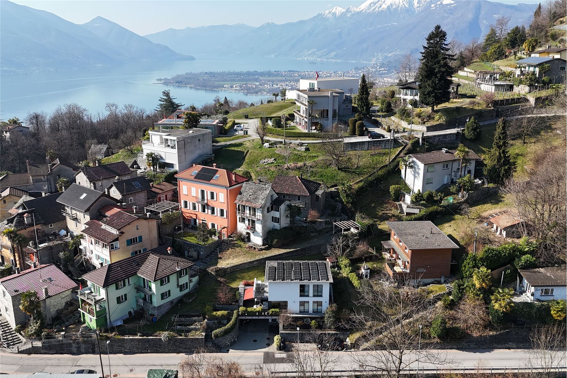 Seelandschaft mit Wohnhäusern am Hang