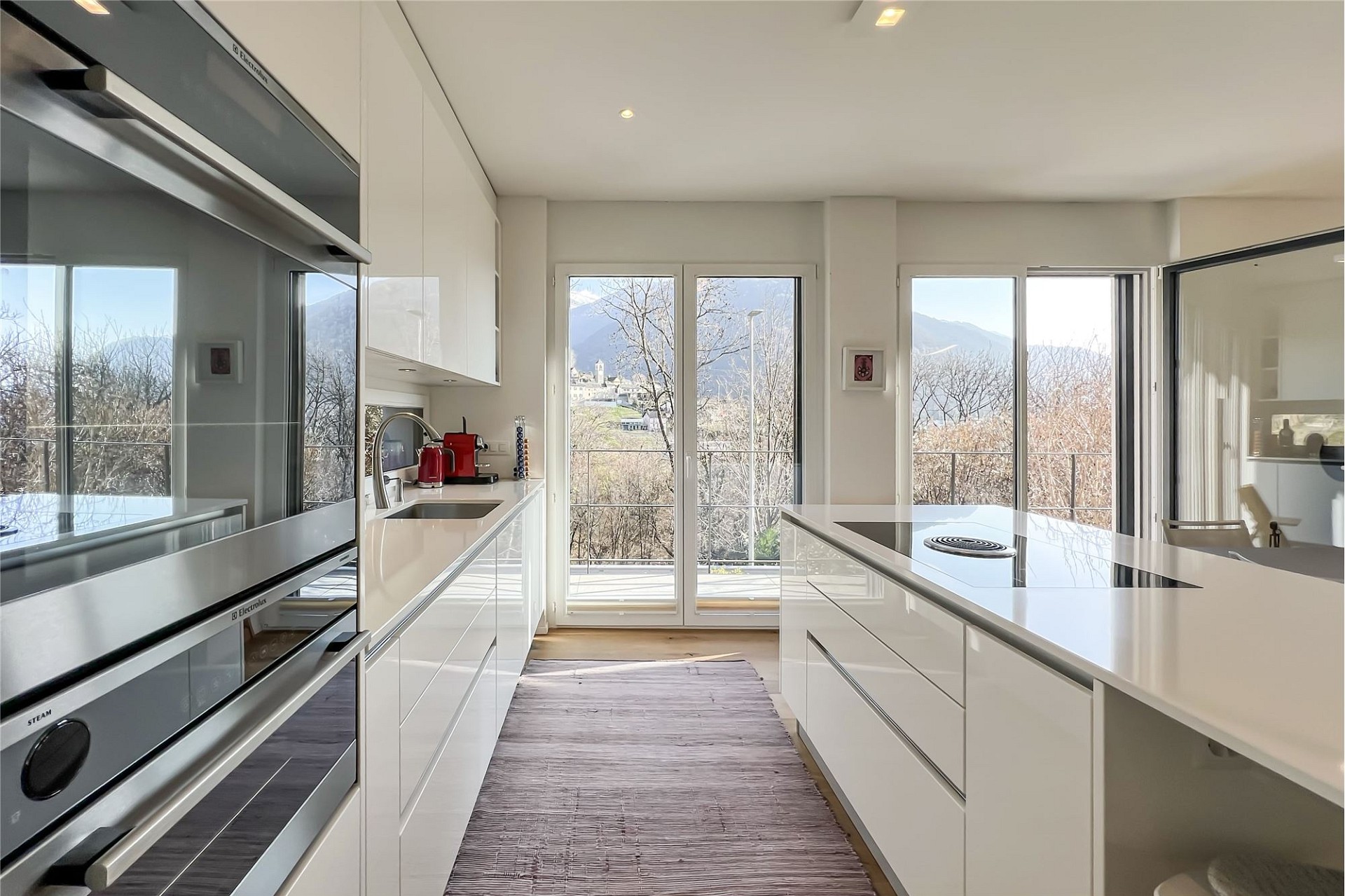 Moderne Küche mit Bergblick