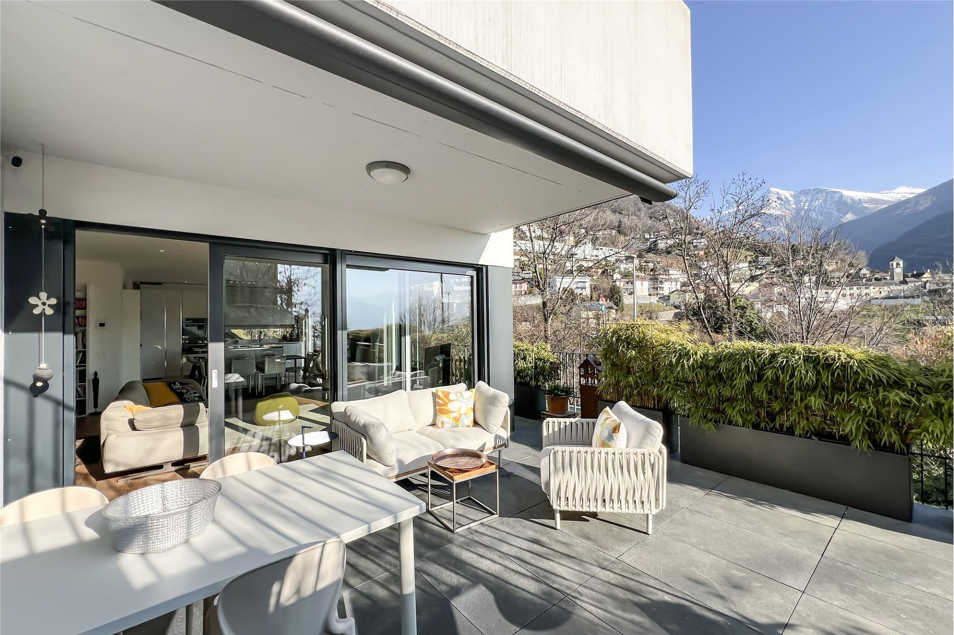 Moderne Terrasse mit Bergblick