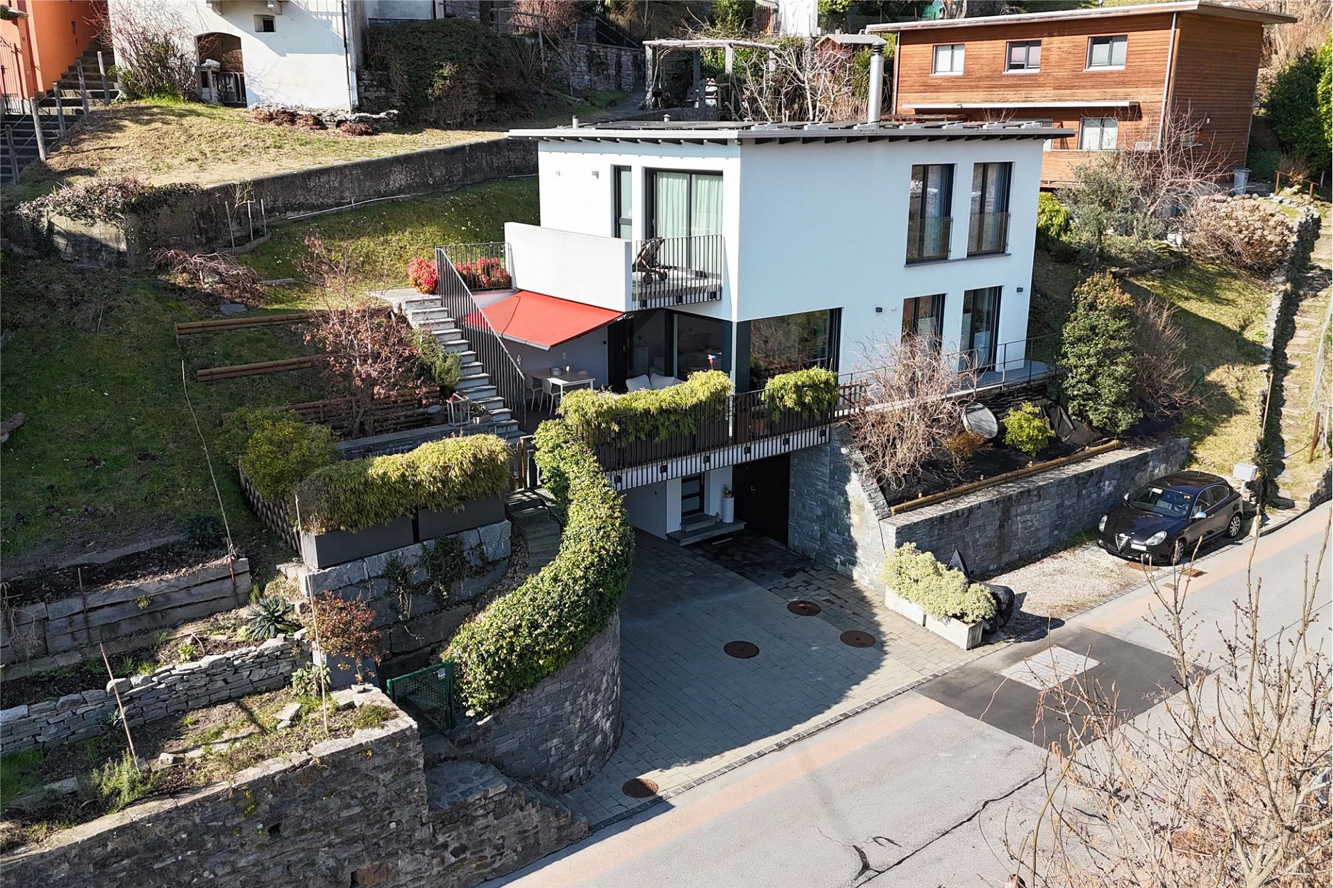 Modernes Hanghaus mit Garten und Terrassen