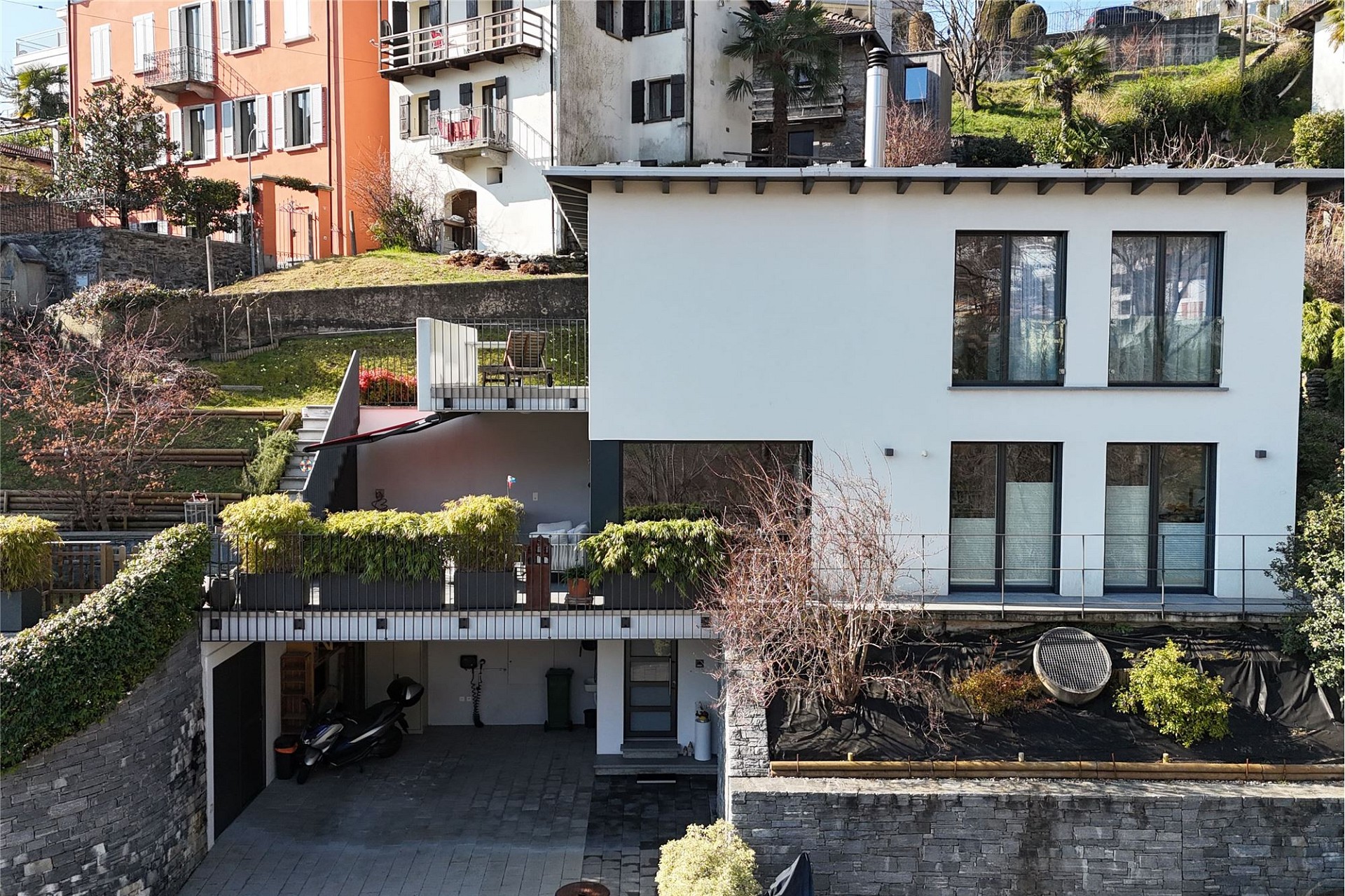 Moderne Hanglage mit Terrasse und Garten