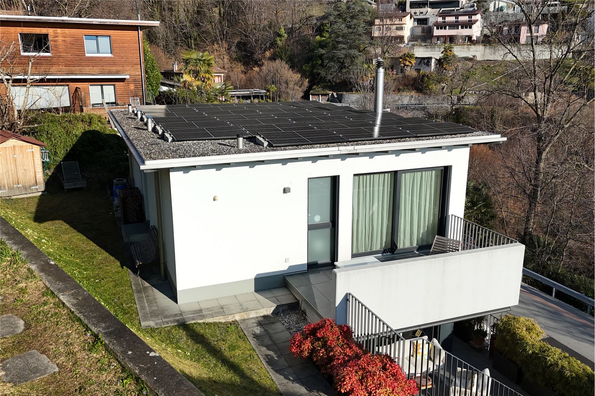Modernes Haus mit Solardach und Terrasse