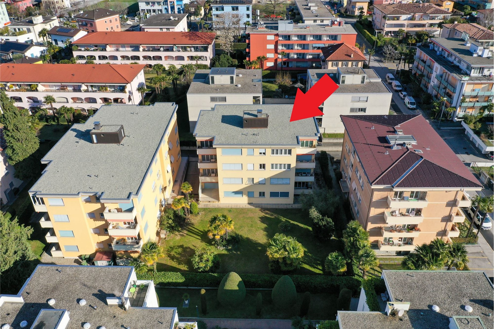 Luftaufnahme eines Wohnquartiers mit markiertem Mehrfamilienhaus