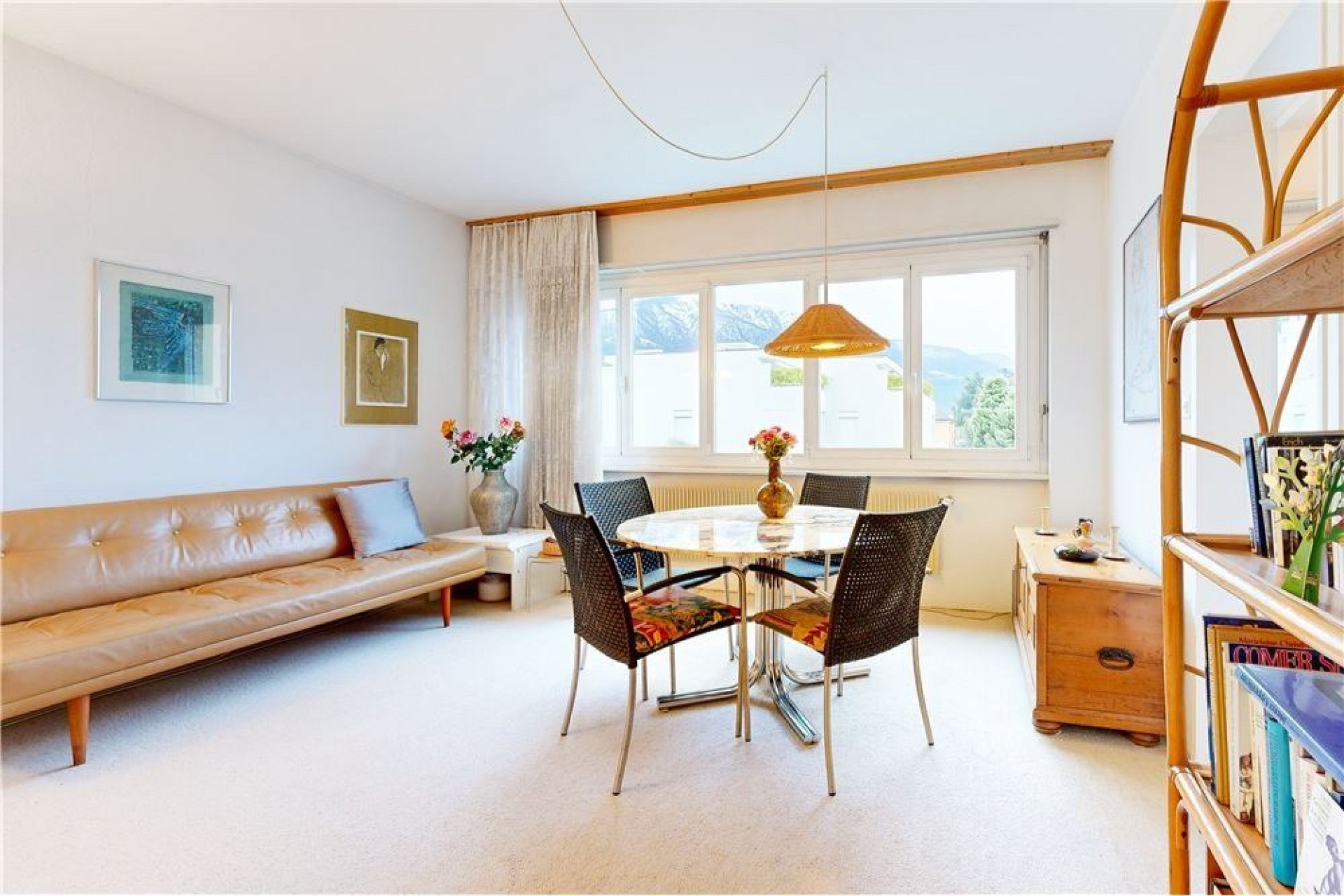 Helles Wohn- und Esszimmer mit Aussicht