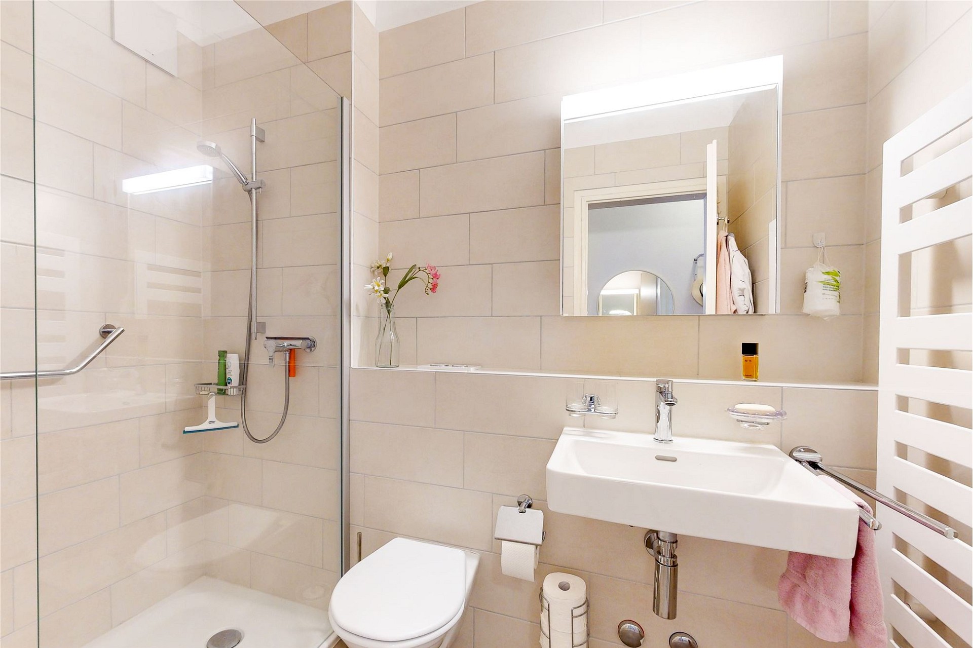 Modernes kleines Badezimmer mit Dusche und Waschplatz