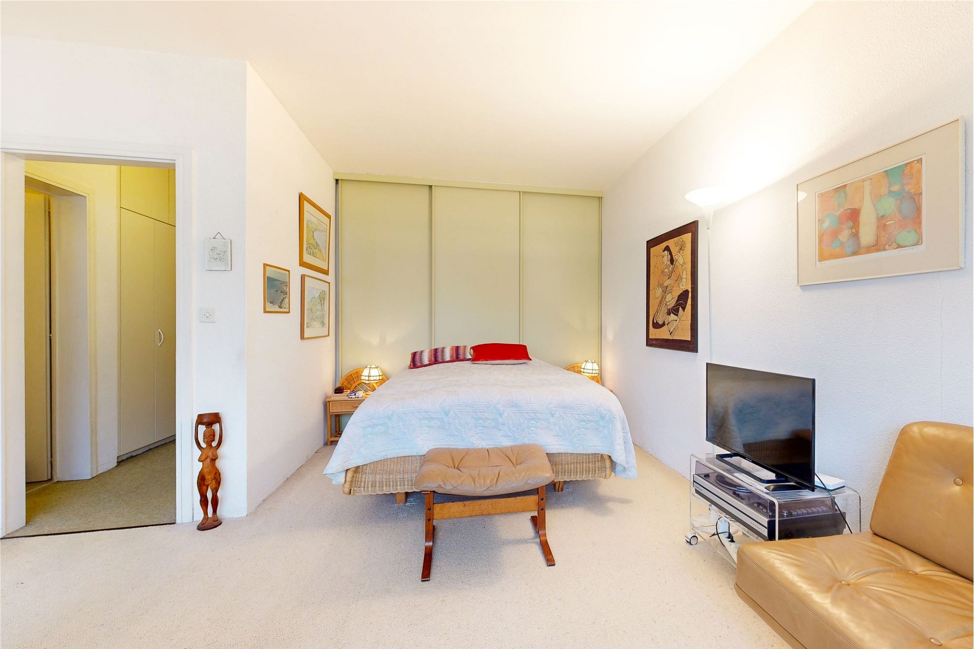 Helles Schlafzimmer mit Sitzbereich
