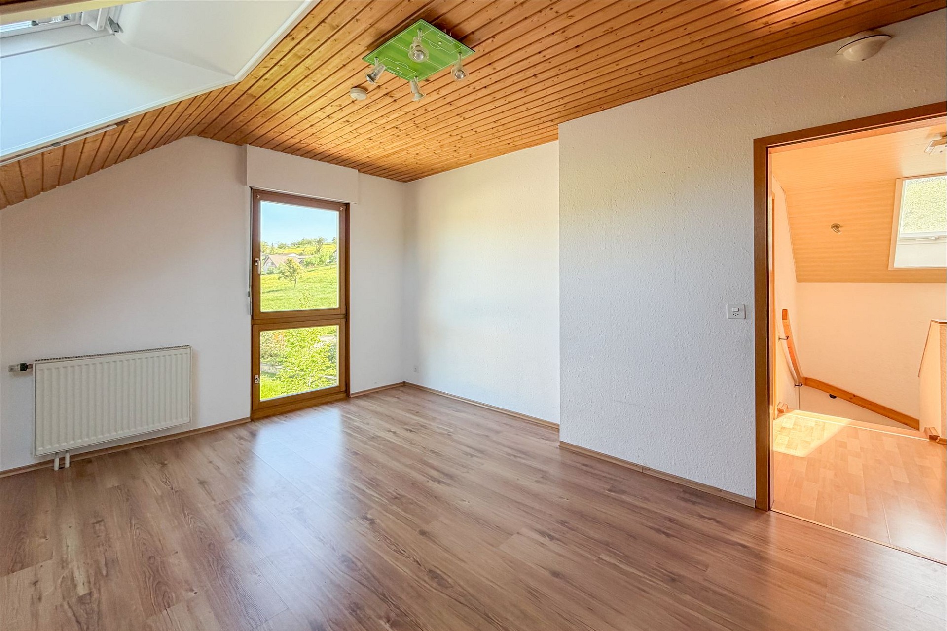 Heller leerer Dachraum mit Holzdecke