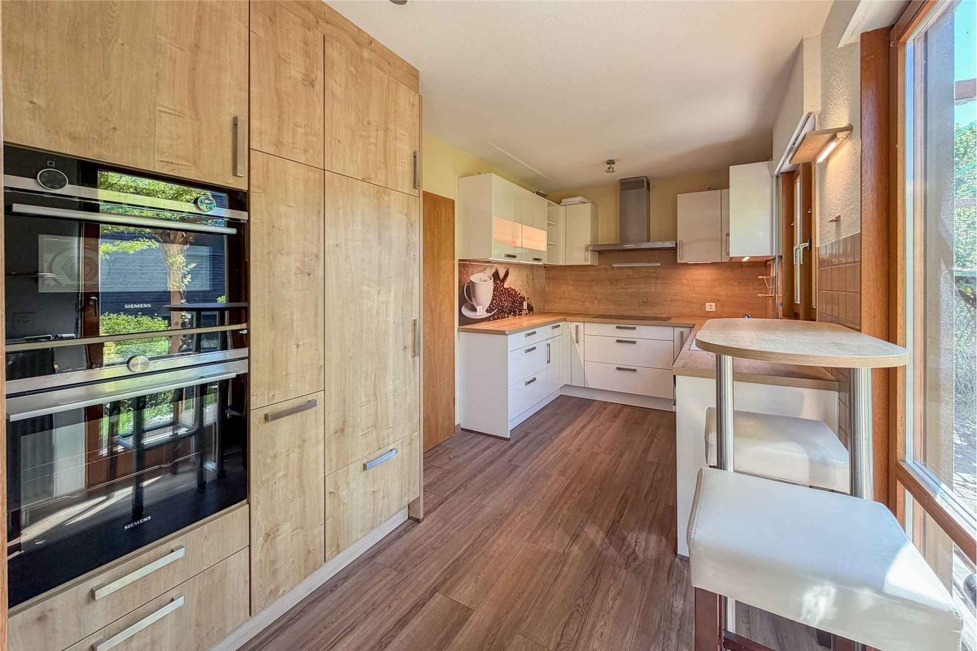Moderne Einbauküche mit Holzoptik
