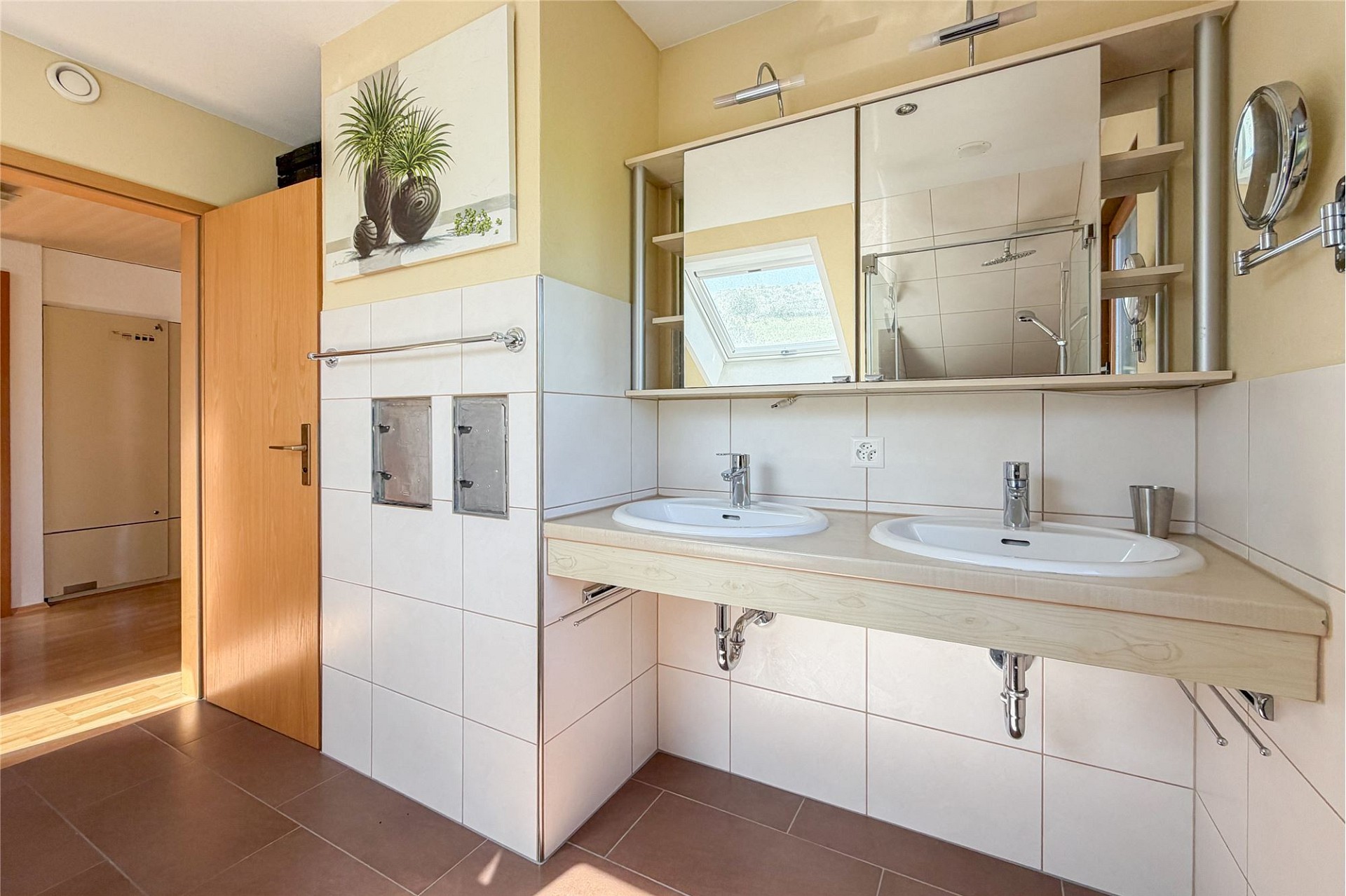 Helles Badezimmer mit Doppelwaschtisch