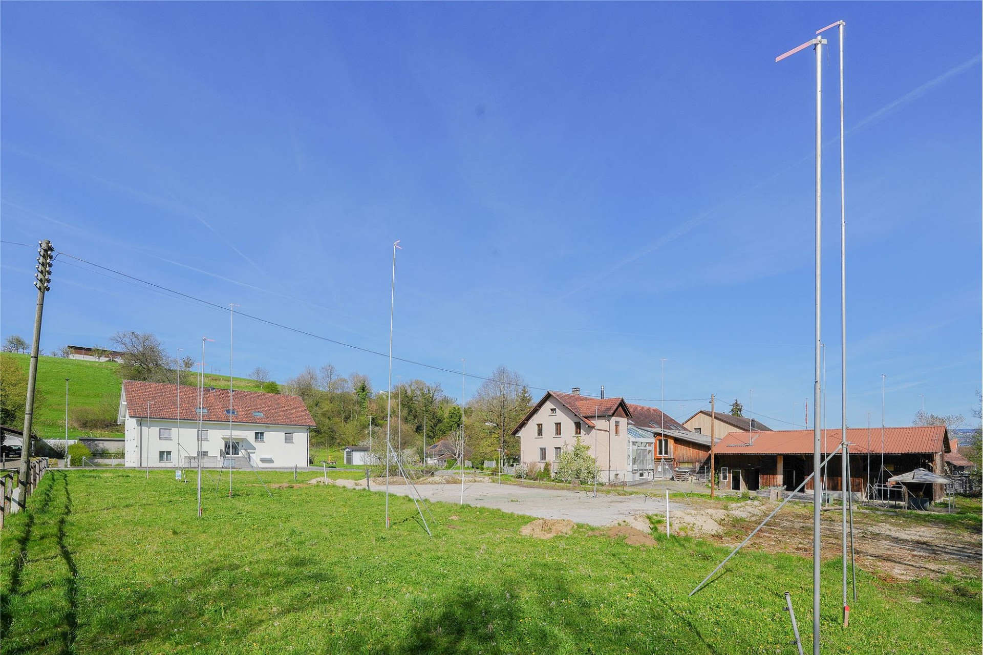 Ländliche Außenansicht mit Gebäuden und Wiese
