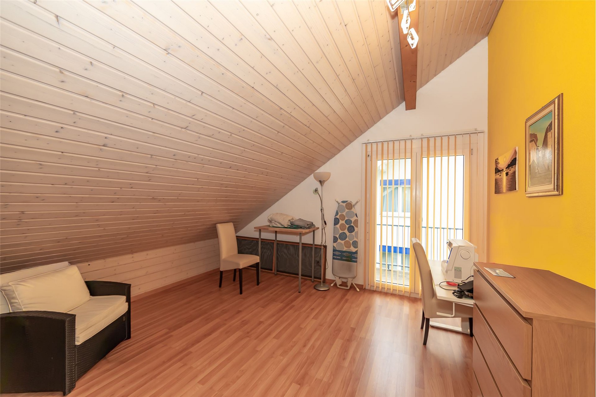 Dachzimmer mit Arbeitsplatz und Balkonzugang