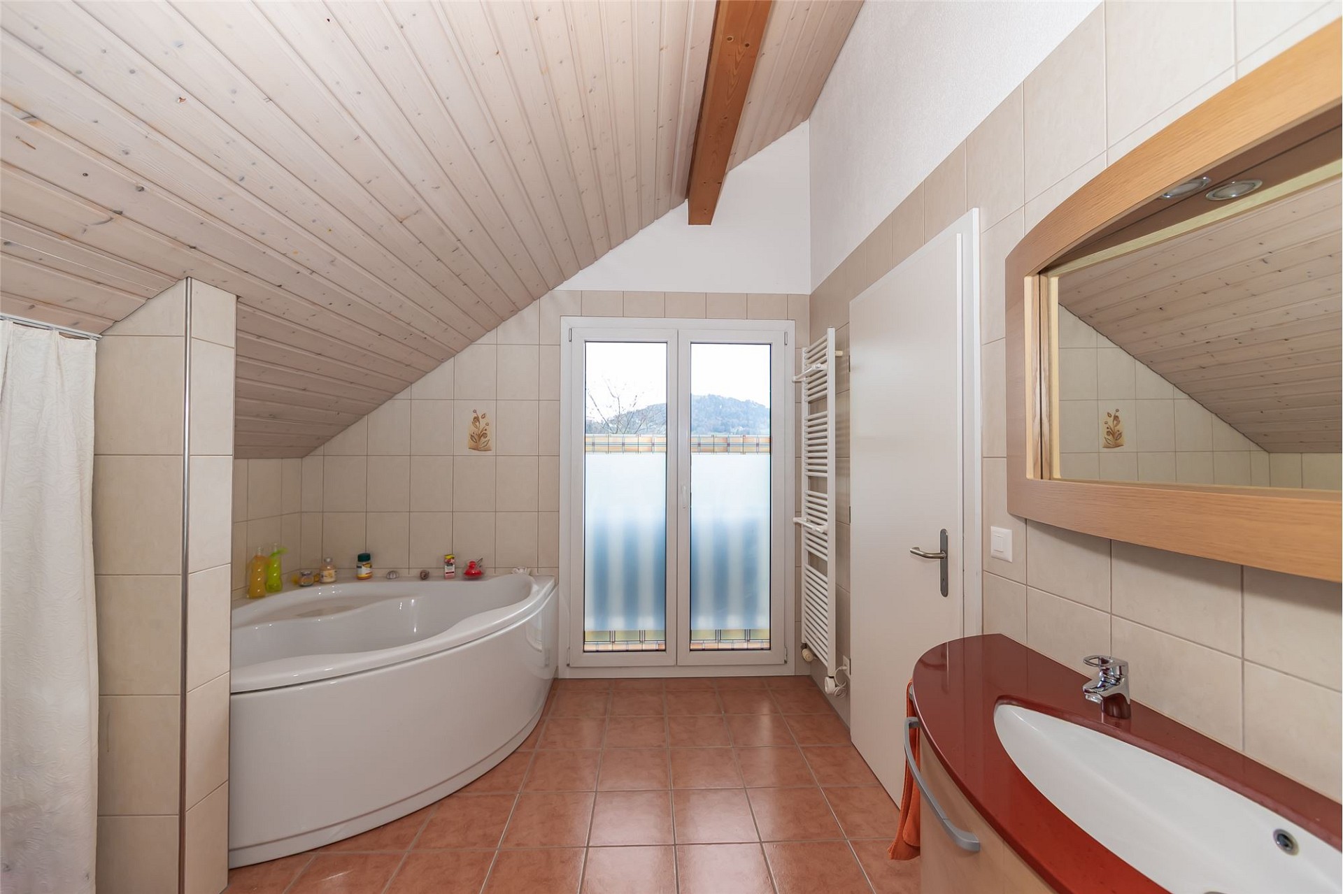 Dachbad mit Badewanne und Dachschräge