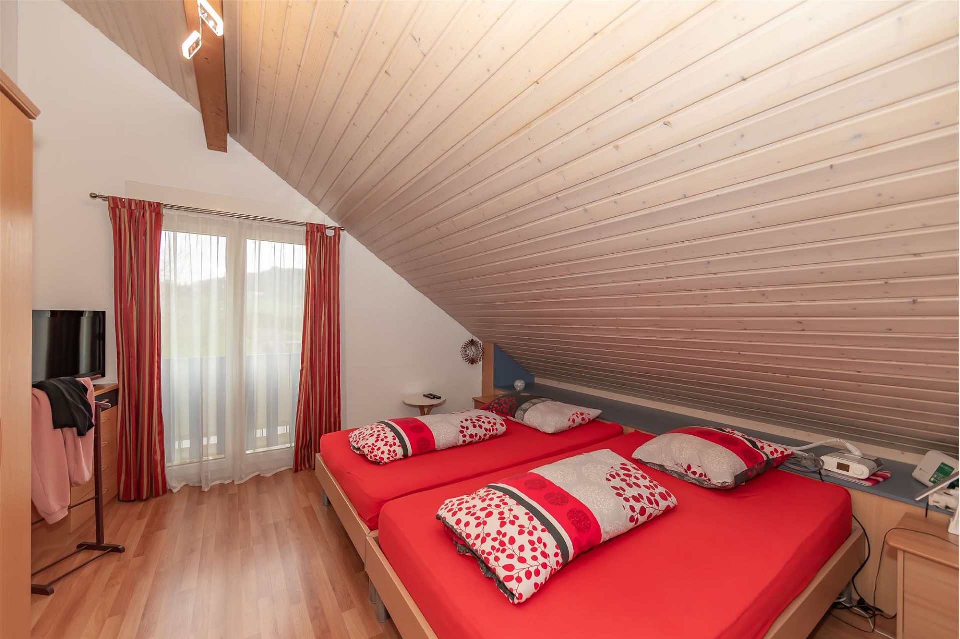 Dachgeschoss-Schlafzimmer mit zwei Einzelbetten