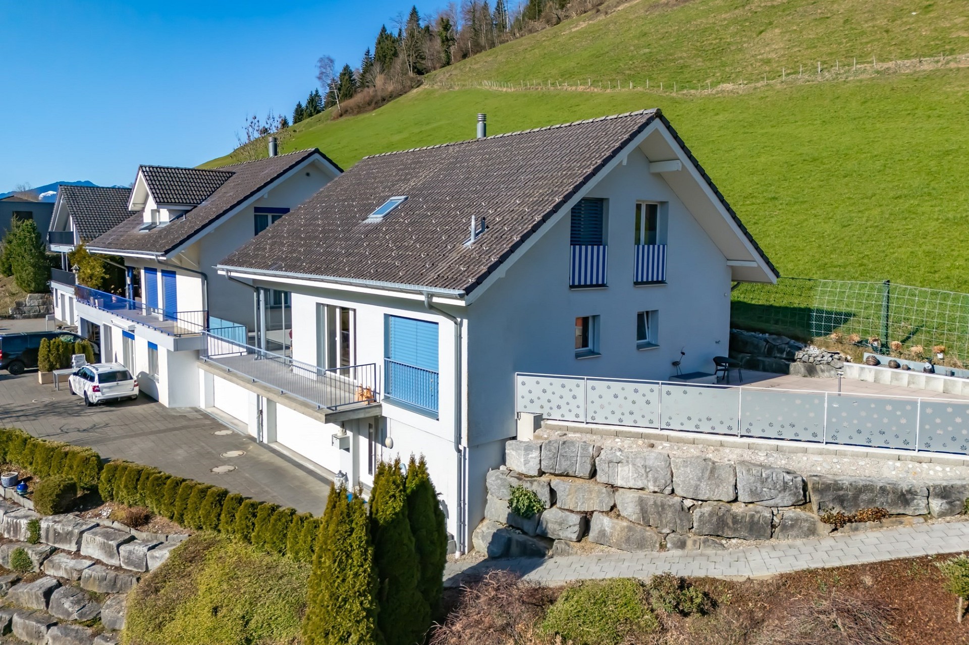 Außenansicht eines Einfamilienhauses am Hang