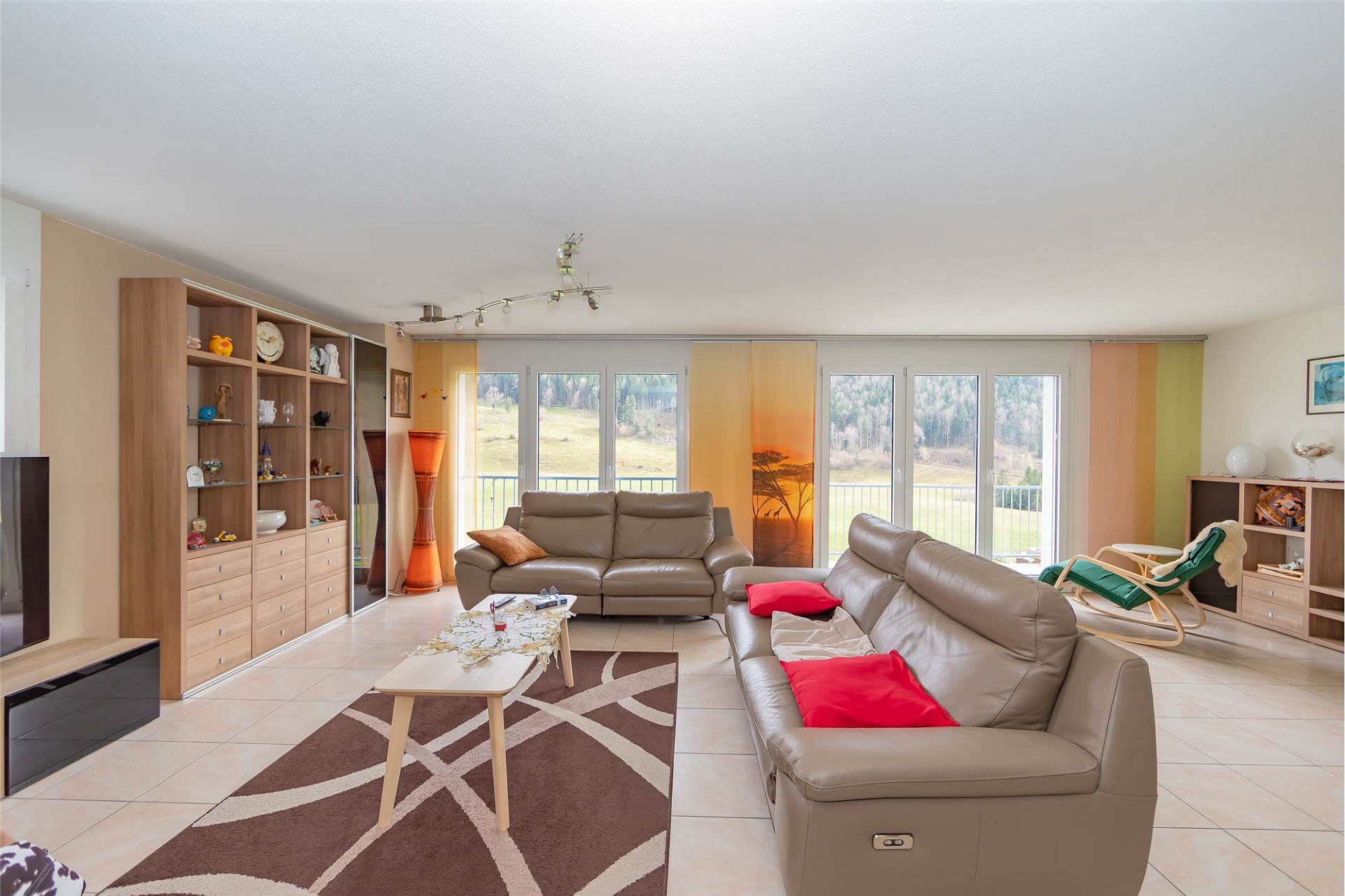 Helles Wohnzimmer mit Panoramafenstern