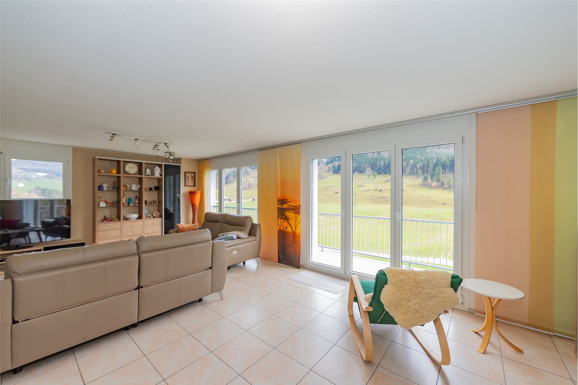 Heller Wohnraum mit Panoramafenstern