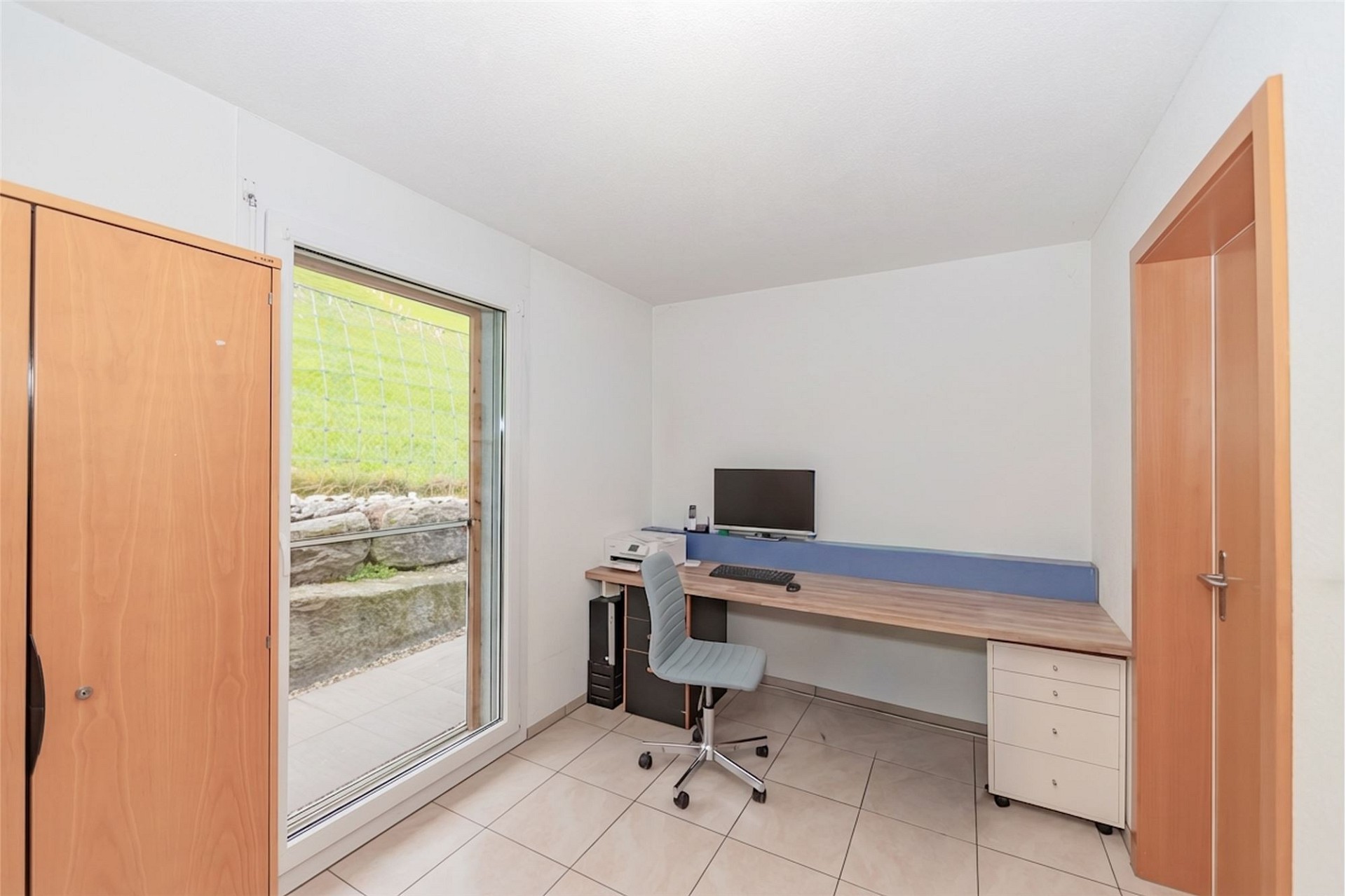 Kleines Arbeitszimmer mit Terrassentür