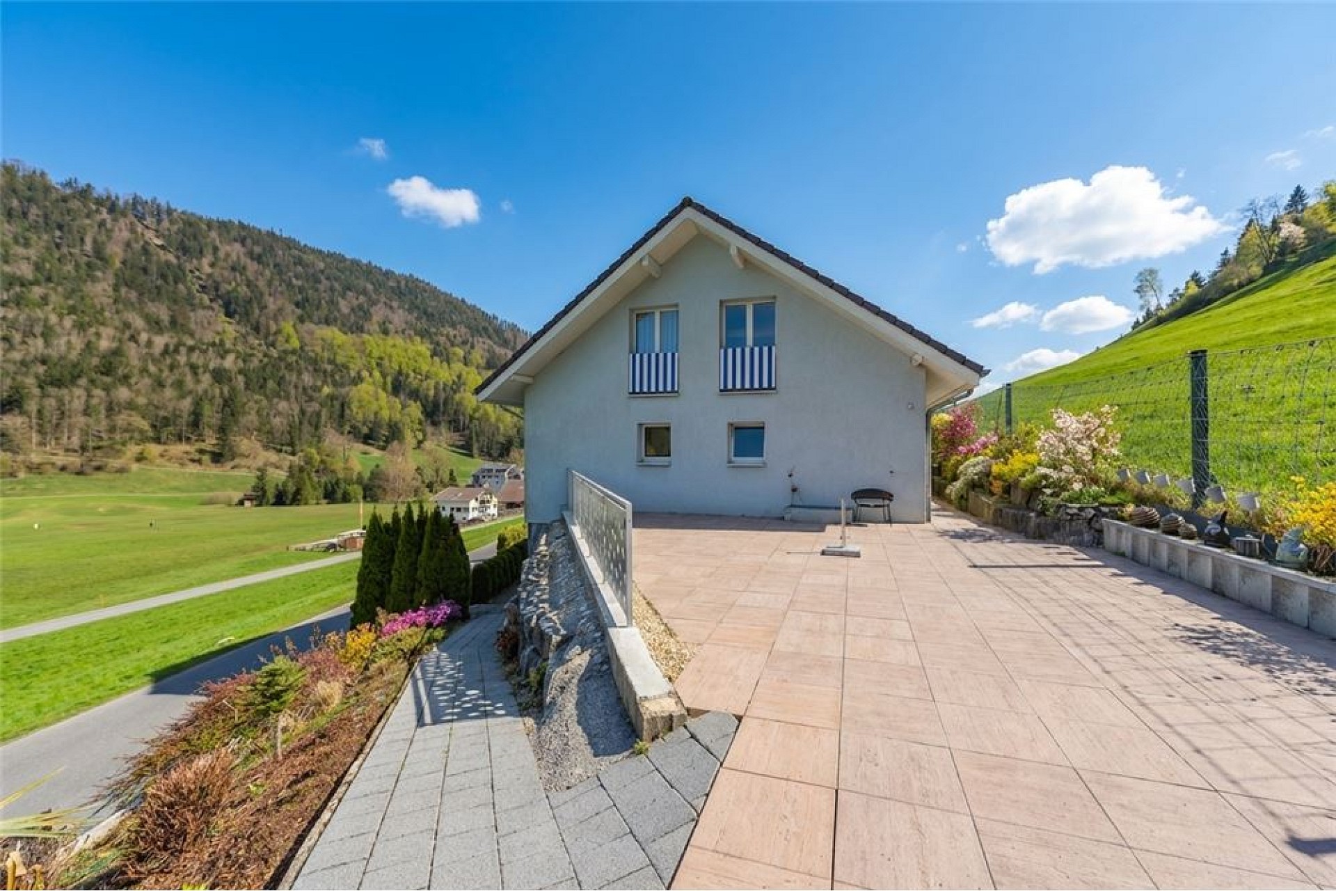 Haus mit Terrasse und Bergblick