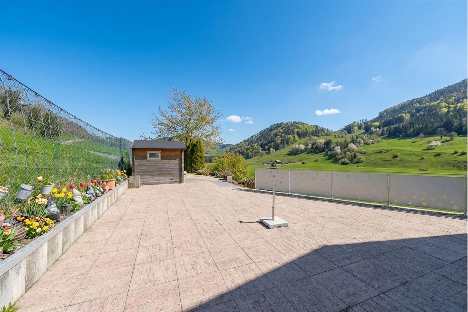 Große Terrasse mit Bergblick