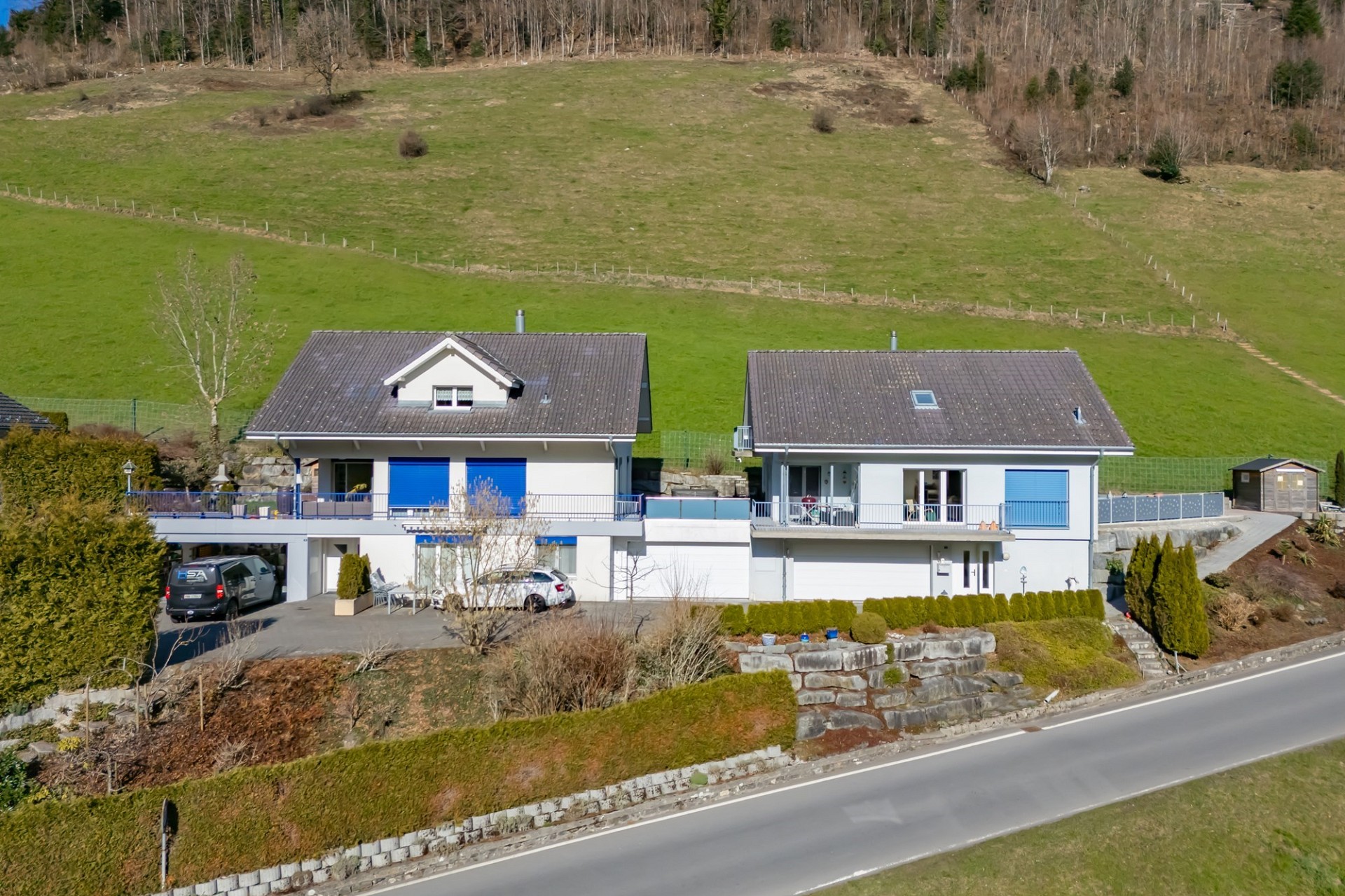 Luftaufnahme eines Hauses in Hanglage