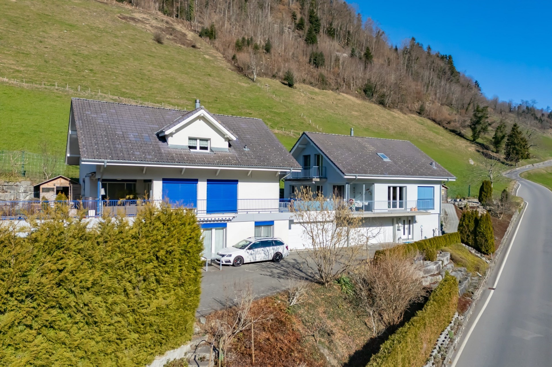 Zwei moderne Wohnhäuser in Hanglage