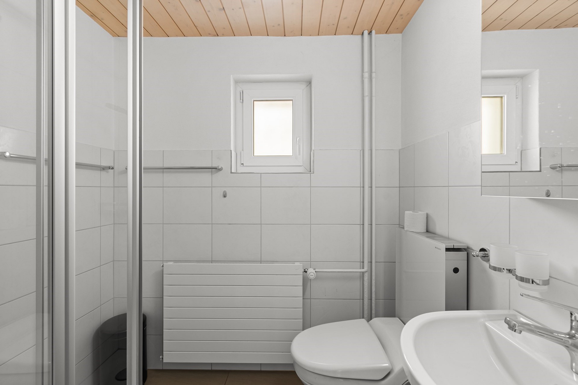 Kompaktes Badezimmer mit Dachfenster