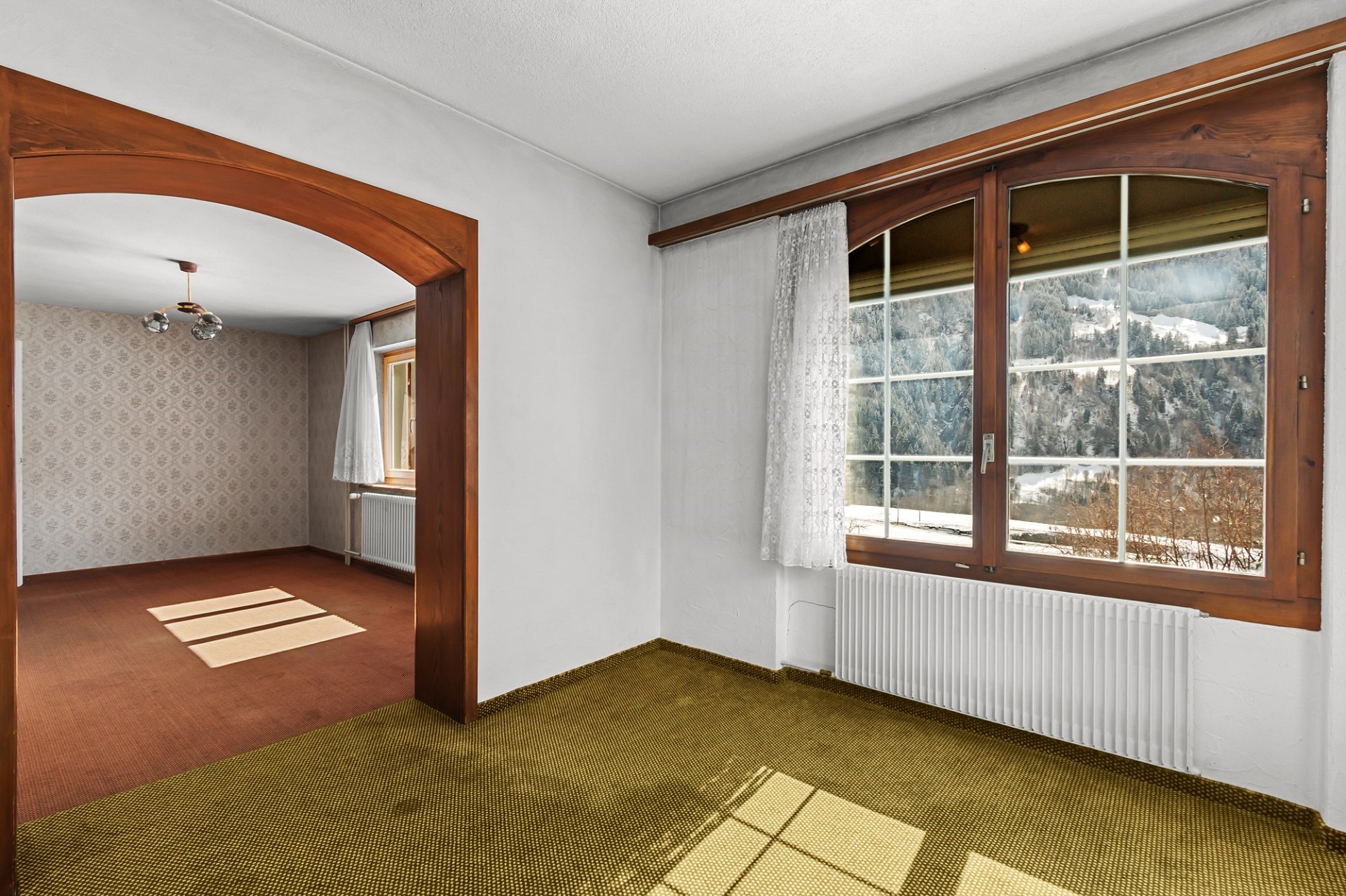 Helles Zimmer mit Blick ins Gebirge