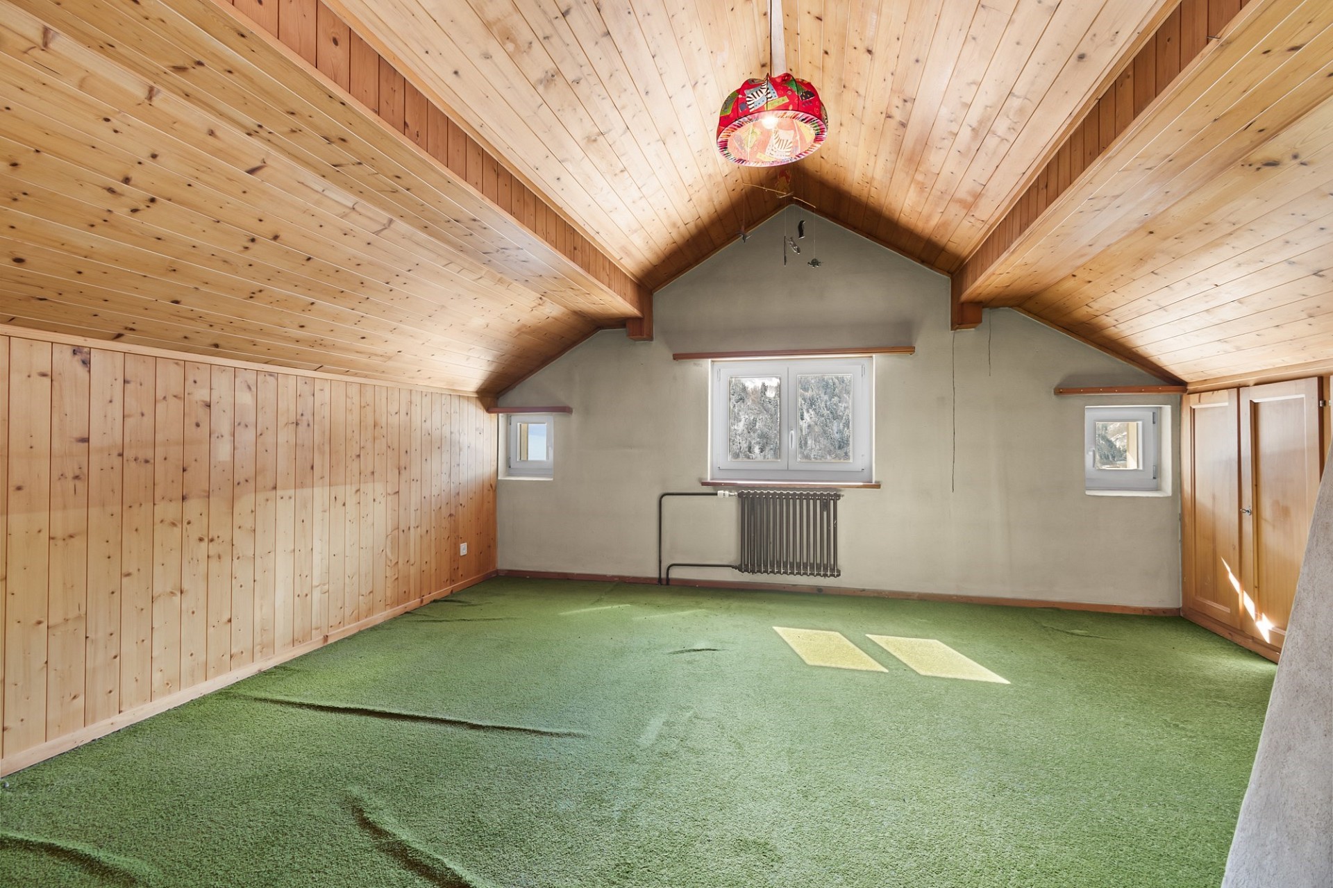 Dachgeschosszimmer mit Holzverkleidung