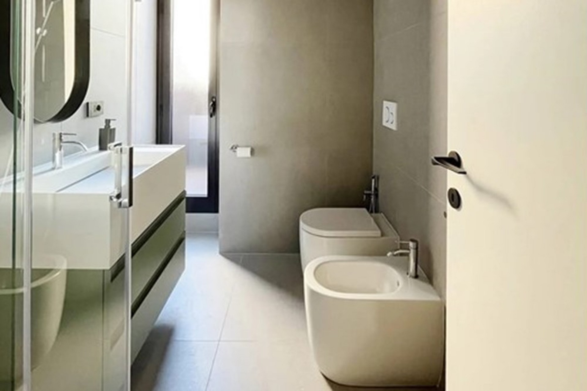Modernes Badezimmer mit separatem WC und Bidet