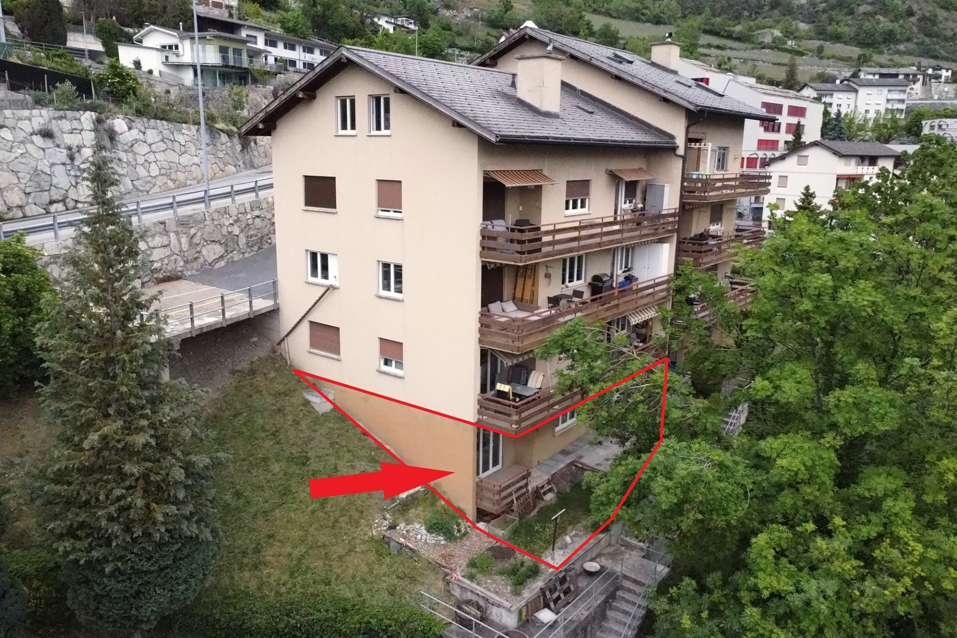 Außenansicht eines Mehrfamilienhauses mit Balkonen