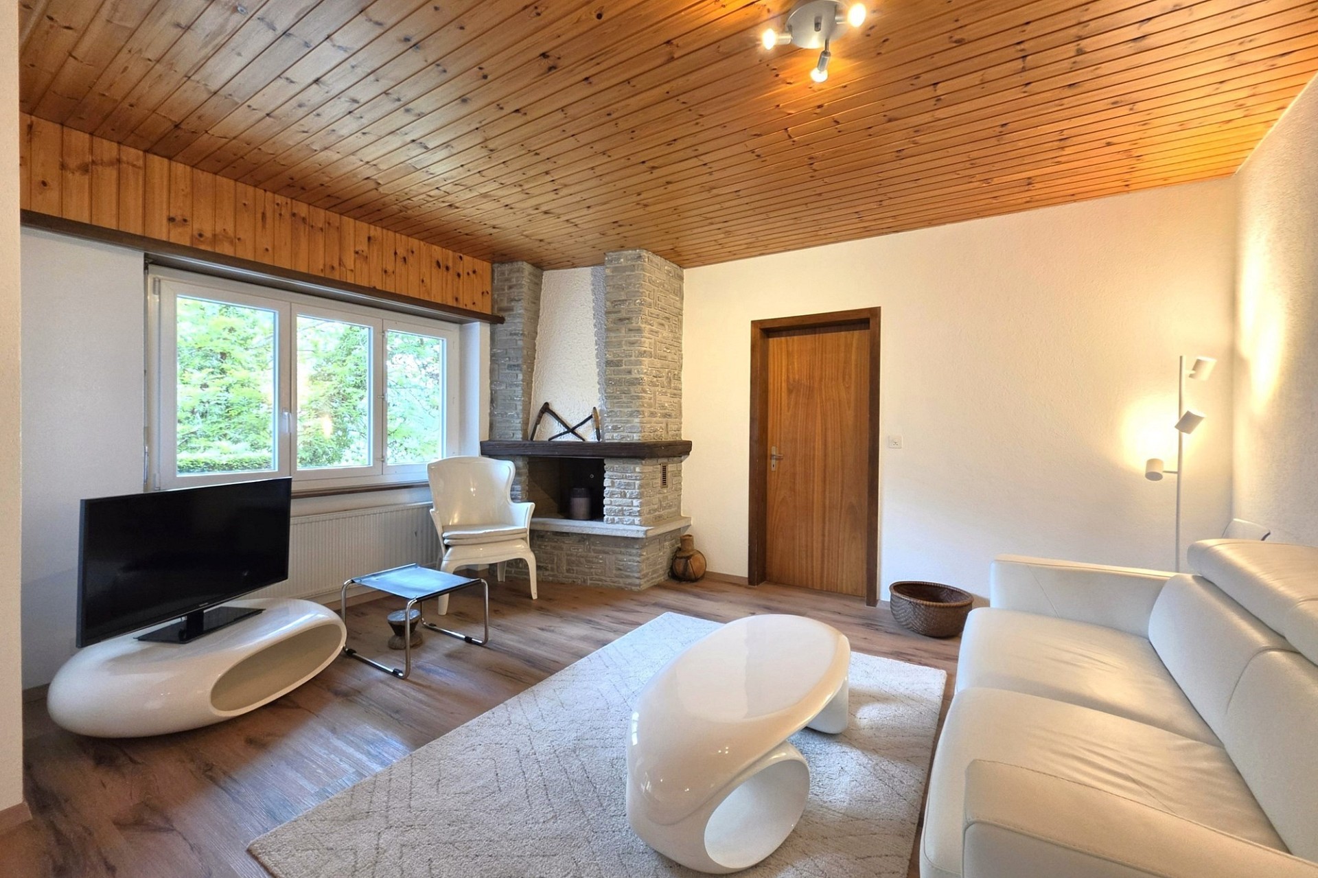 Wohnzimmer mit Kamin und Holzdecke