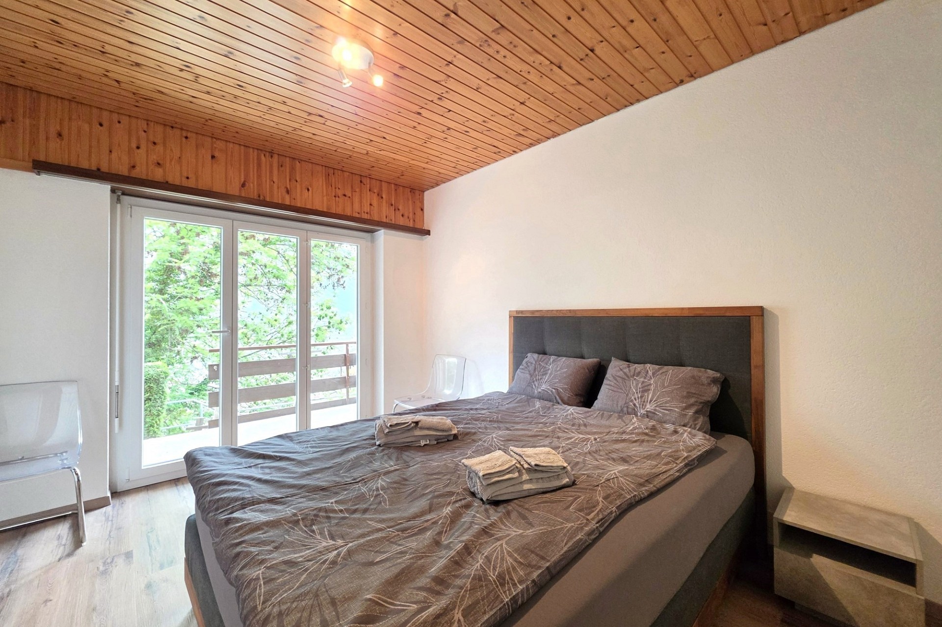 Helles Schlafzimmer mit Holzbalkendecke