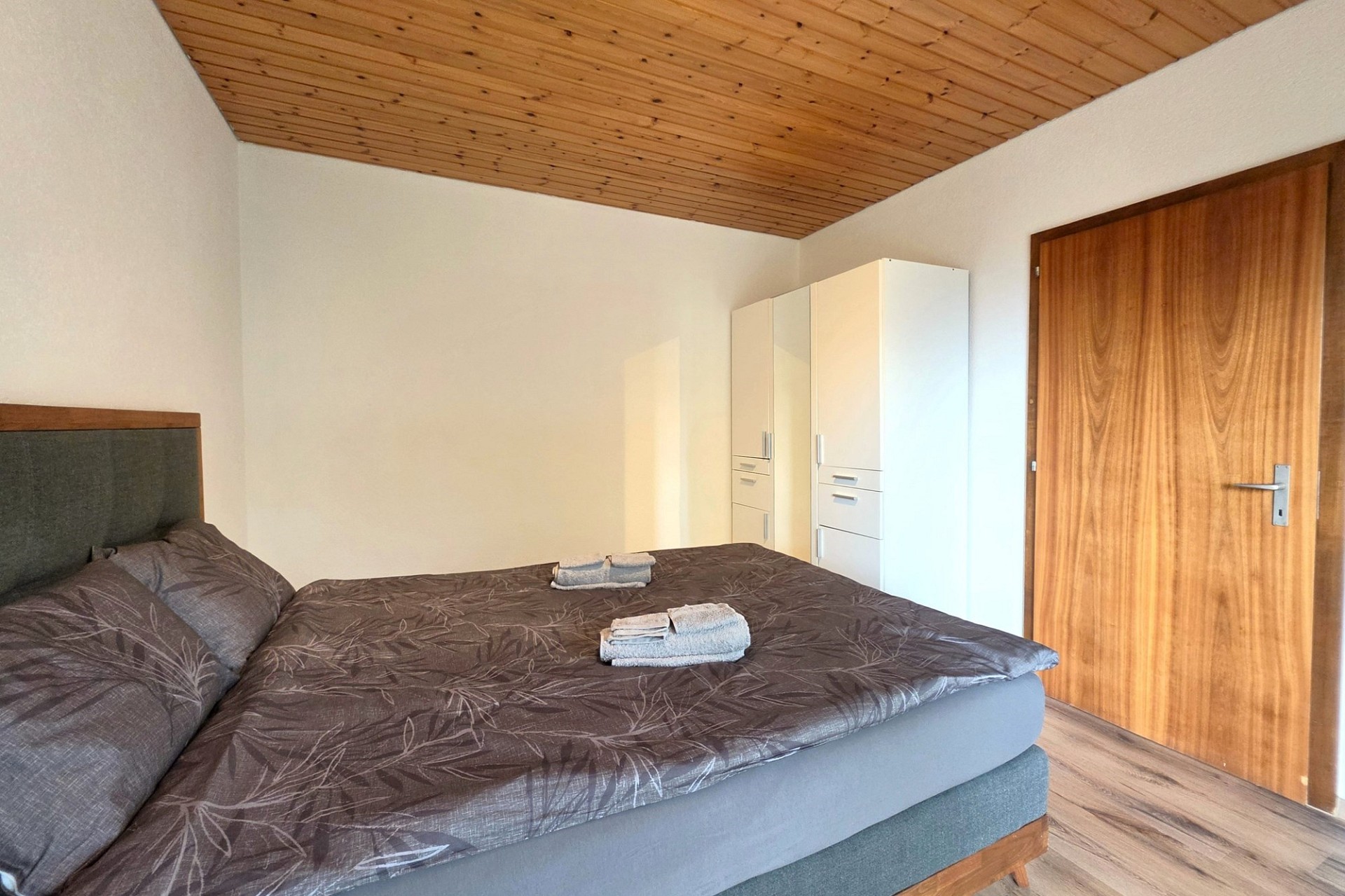 Schlafzimmer mit Holzdecke