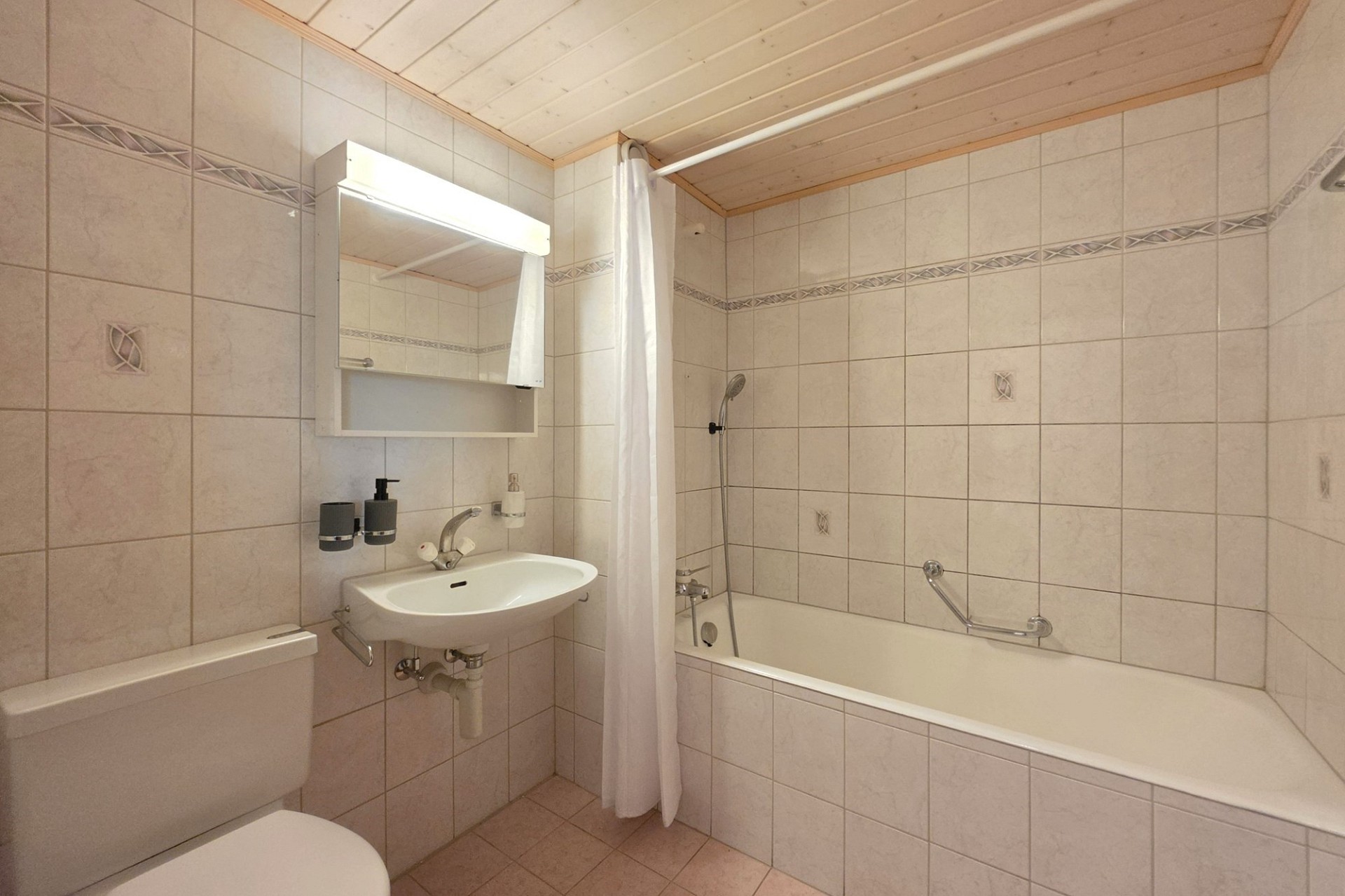 Badezimmer mit Wanne und Wand-WC