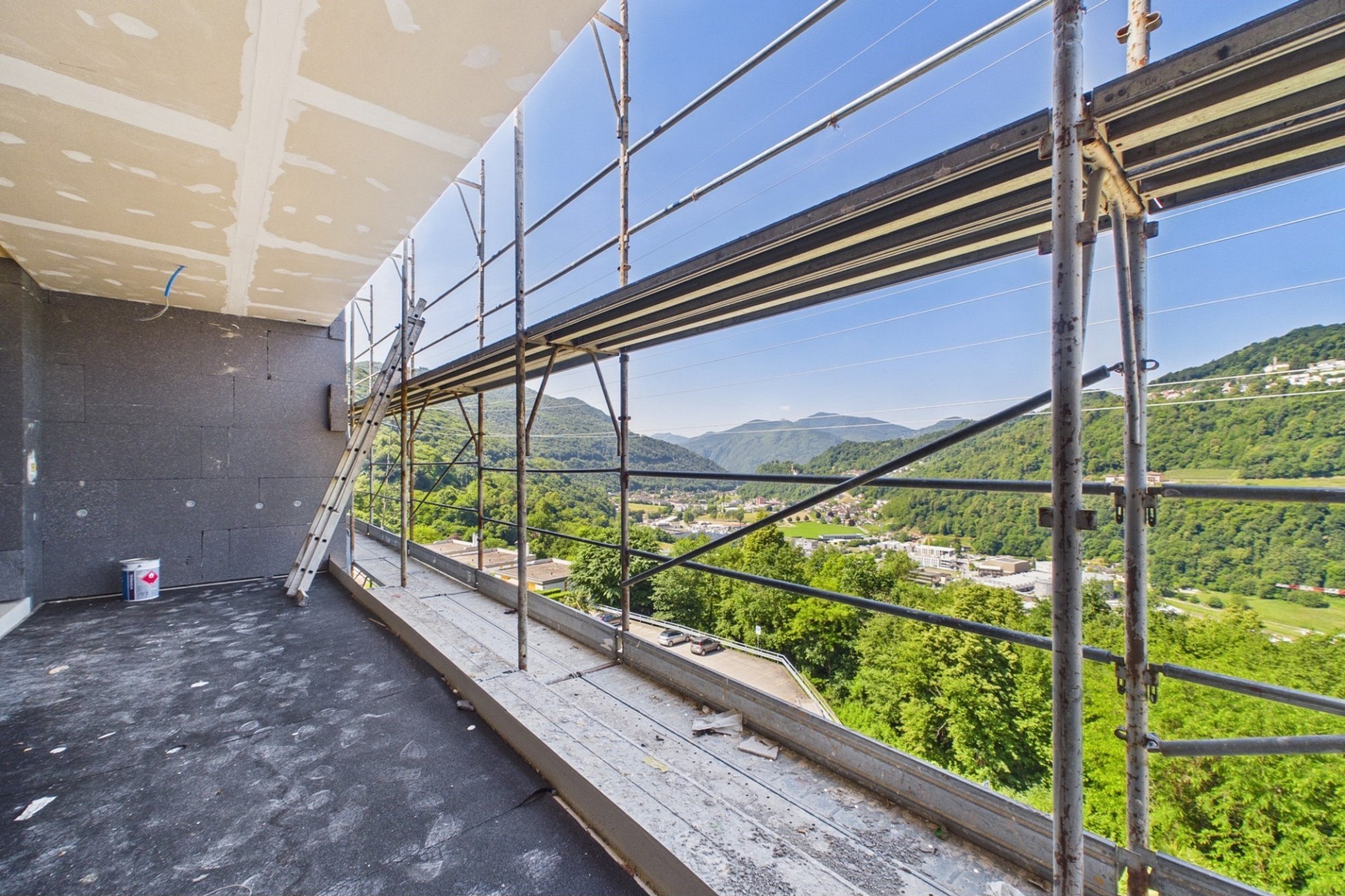 Balkon im Rohbau mit Bergblick