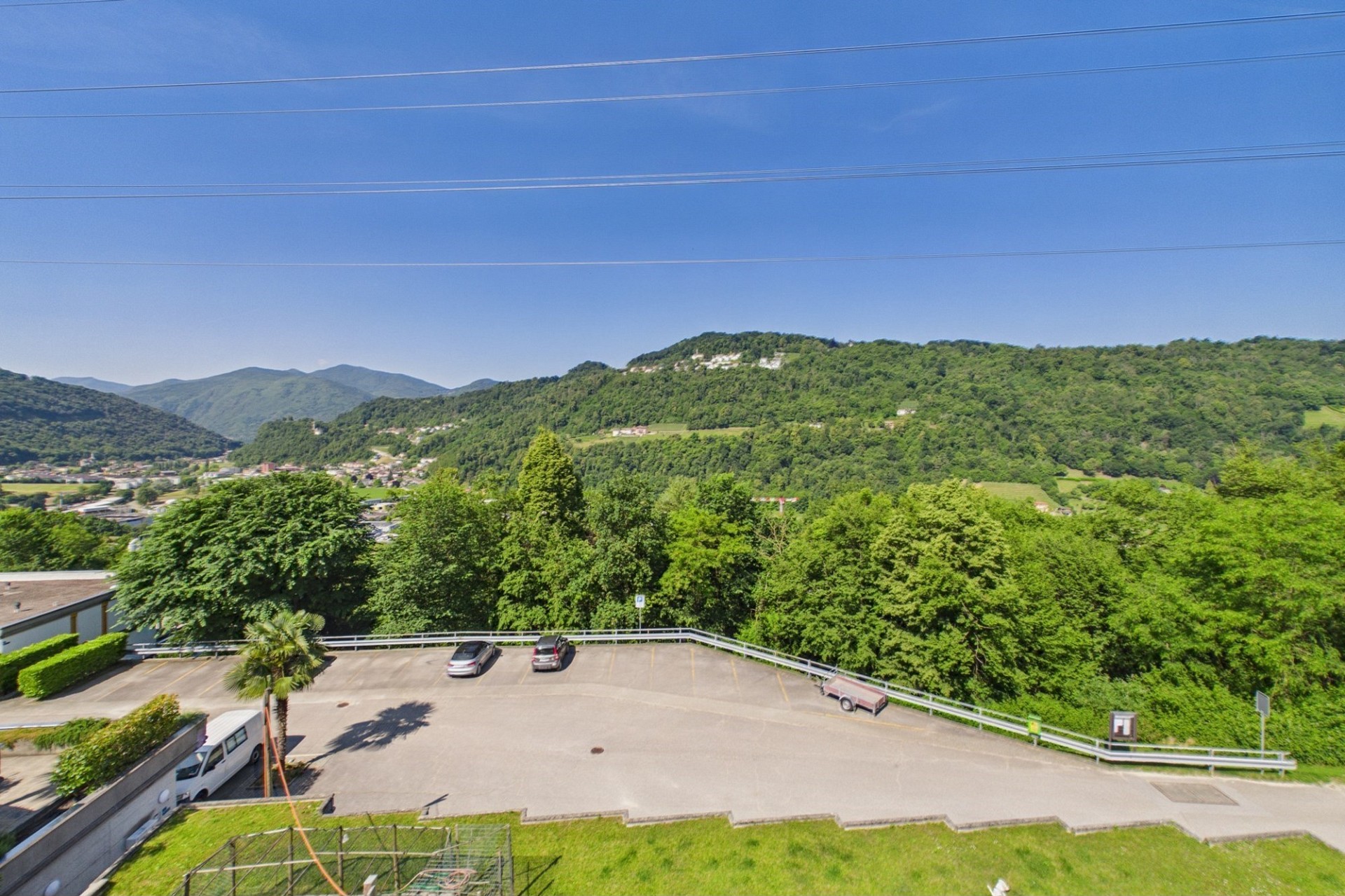 Berg- und Talblick mit Parkplatz im Vordergrund